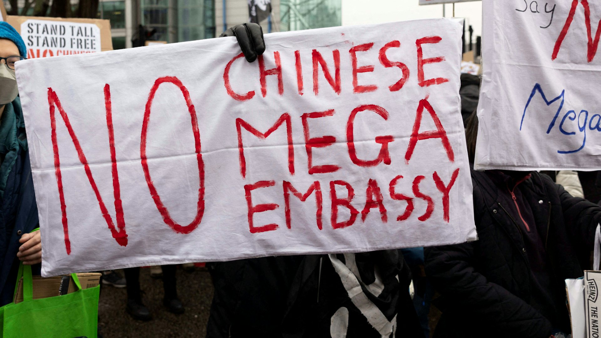 反對中國在倫敦建大型使館計劃 英國逾千民眾選址外聚集示威 反對中國在倫敦建大型使館計劃 英國逾千民眾選址外聚集示威