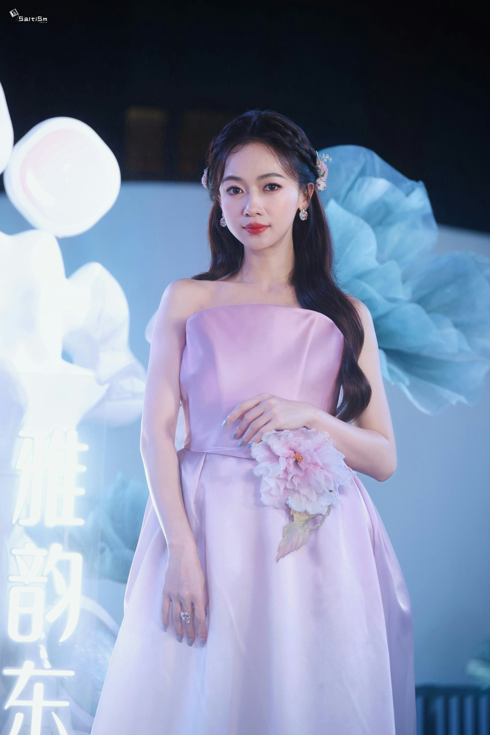 吴谨言闪婚怀孕，即被后浪抢滩。 （微博图片）