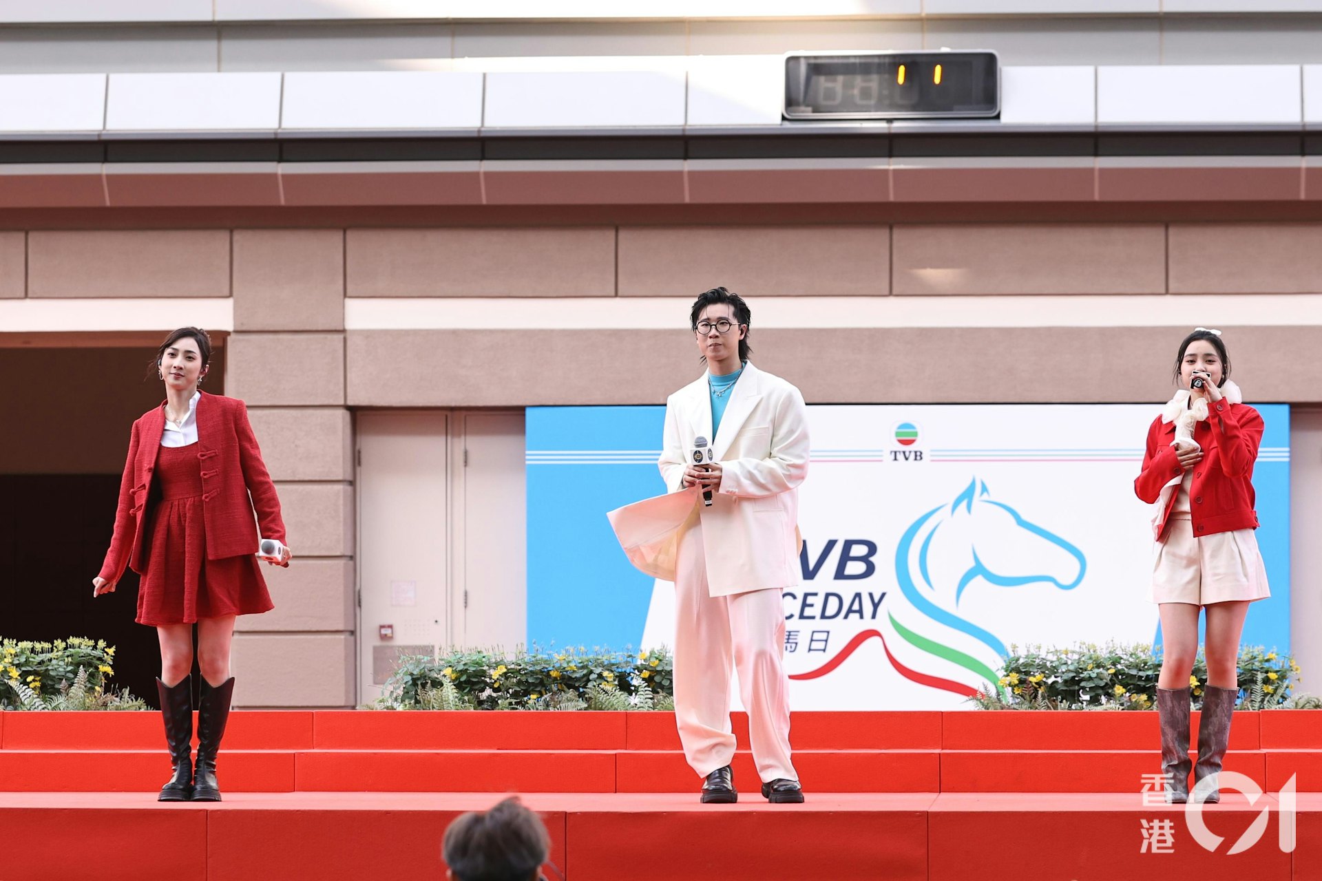 姚焯菲、鍾柔美及林智樂打頭陣於沙圈勁歌熱舞。(陳順禎 攝) 姚焯菲、鍾柔美及林智樂打頭陣於沙圈勁歌熱舞。(陳順禎 攝)