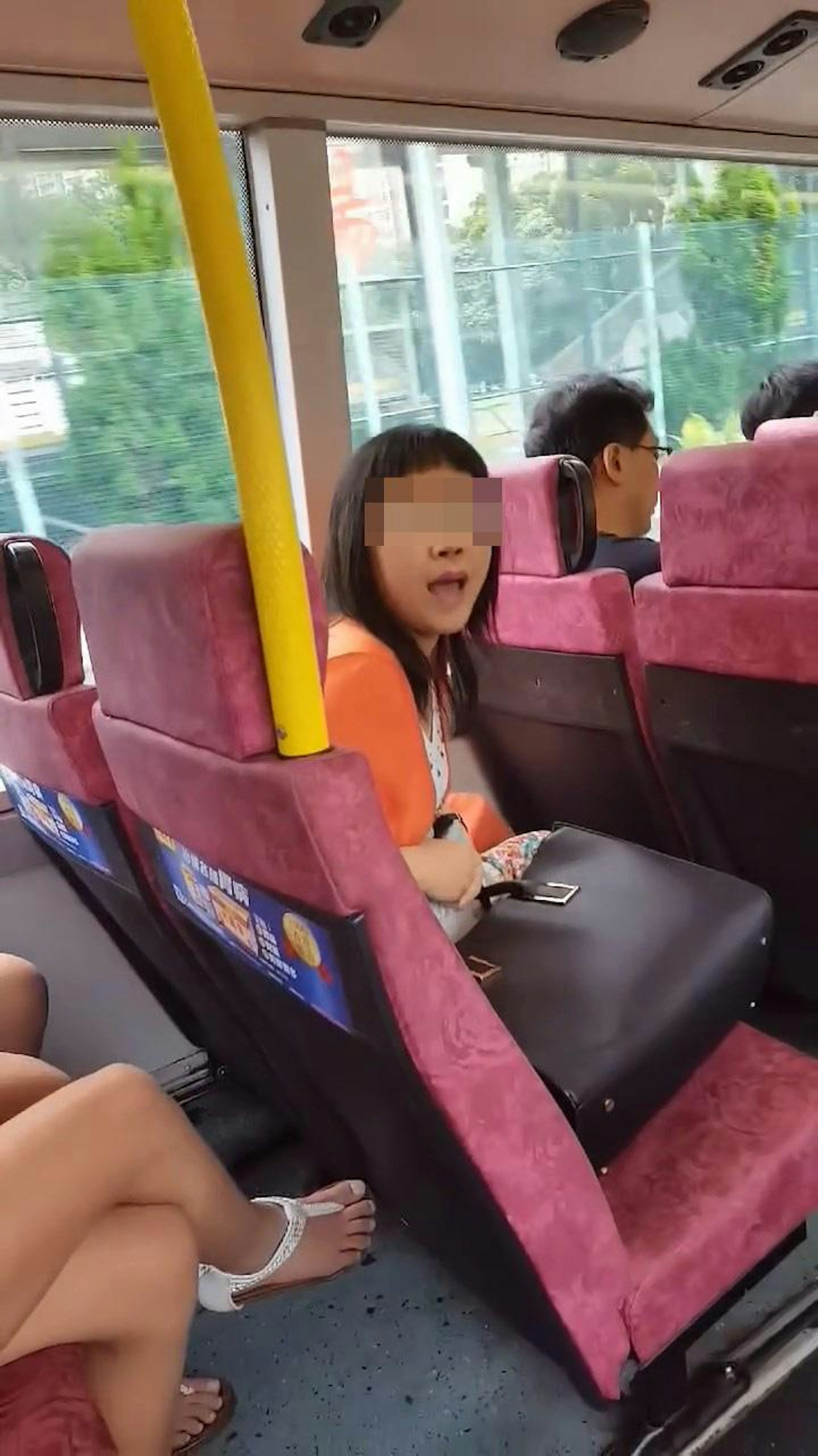 本港網絡瘋傳1段影片,指九巴車廂內有港女因為被小朋友踢凳,不斷喝罵小朋友父母。(影片截圖) 本港網絡瘋傳1段影片,指九巴車廂內有港女因為被小朋友踢凳,不斷喝罵小朋友父母。(影片截圖)