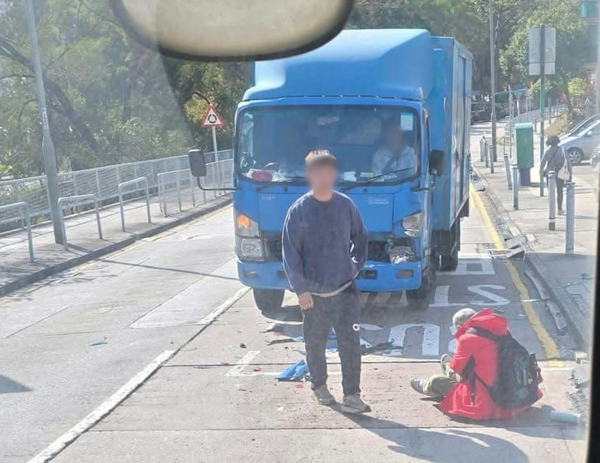 大窩口國瑞路河背村對開有貨車與小巴相撞,8人受傷,有傷者坐在地上待援。(fb我們都是石籬邨長大的/Pluto Hung) 大窩口國瑞路河背村對開有貨車與小巴相撞,8人受傷,有傷者坐在地上待援。(fb我們都是石籬邨長大的/Pluto Hung)