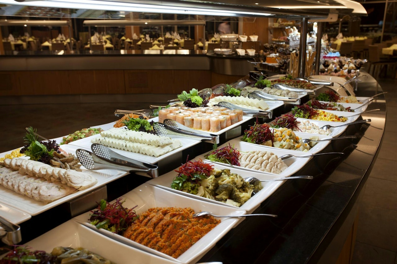 有港男吃自助餐時,目睹同場食客「拎成個蛋糕埋位食」,拍照公審斥自私惹議。(示意圖,非涉事餐廳/GettyImages) 有港男吃自助餐時,目睹同場食客「拎成個蛋糕埋位食」,拍照公審斥自私惹議。(示意圖,非涉事餐廳/GettyImages)