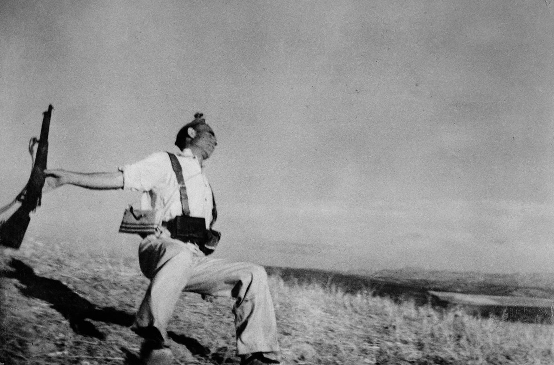 《Robert Capa: In the Making》(圖片來源:https://moom.cat/l/DHcSvj) 《Robert Capa: In the Making》(圖片來源:https://moom.cat/l/DHcSvj)