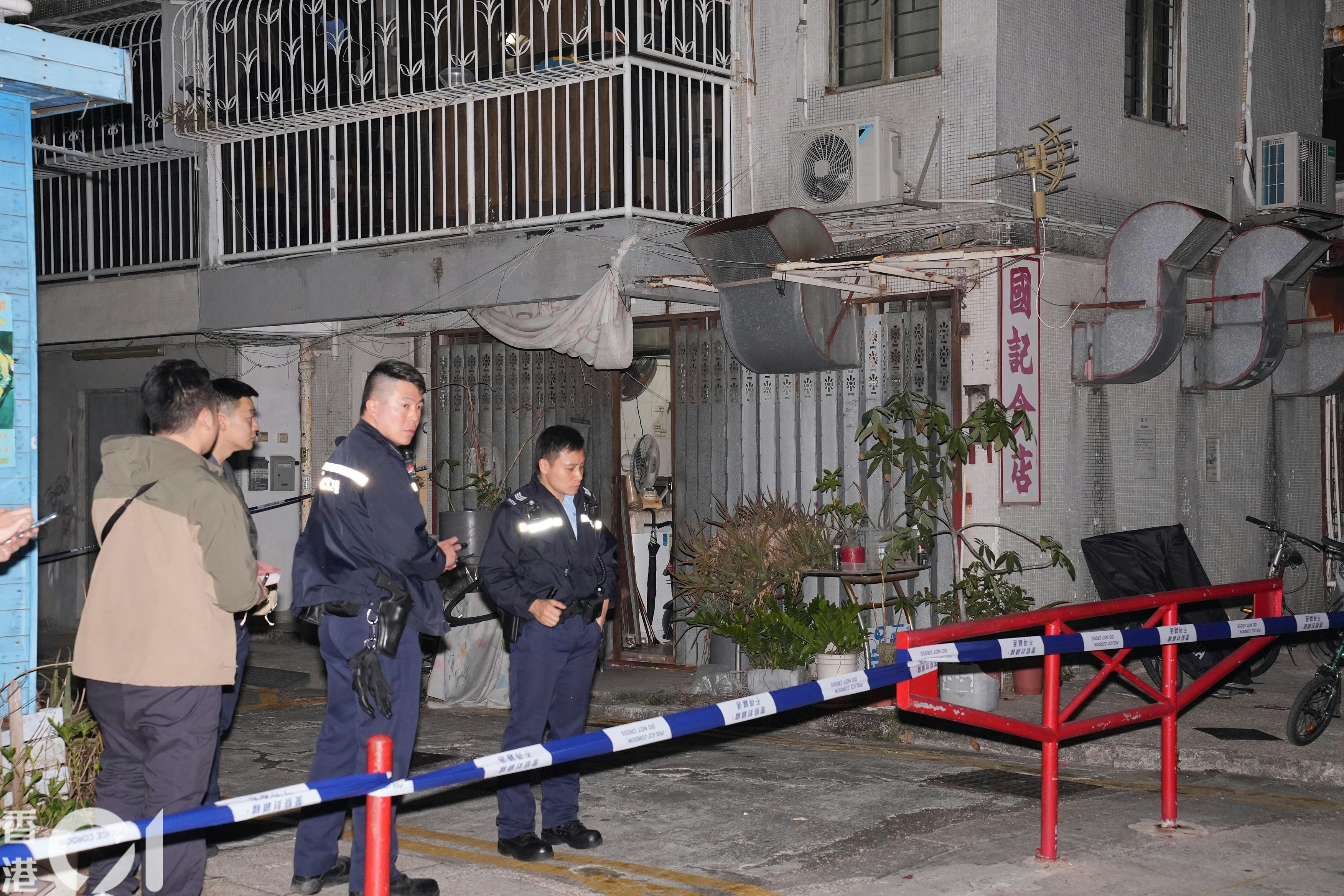 元朗振興新村揭發雙屍案，兩人倒斃在一間村屋內，警員封鎖現場調查。（左朗星攝）