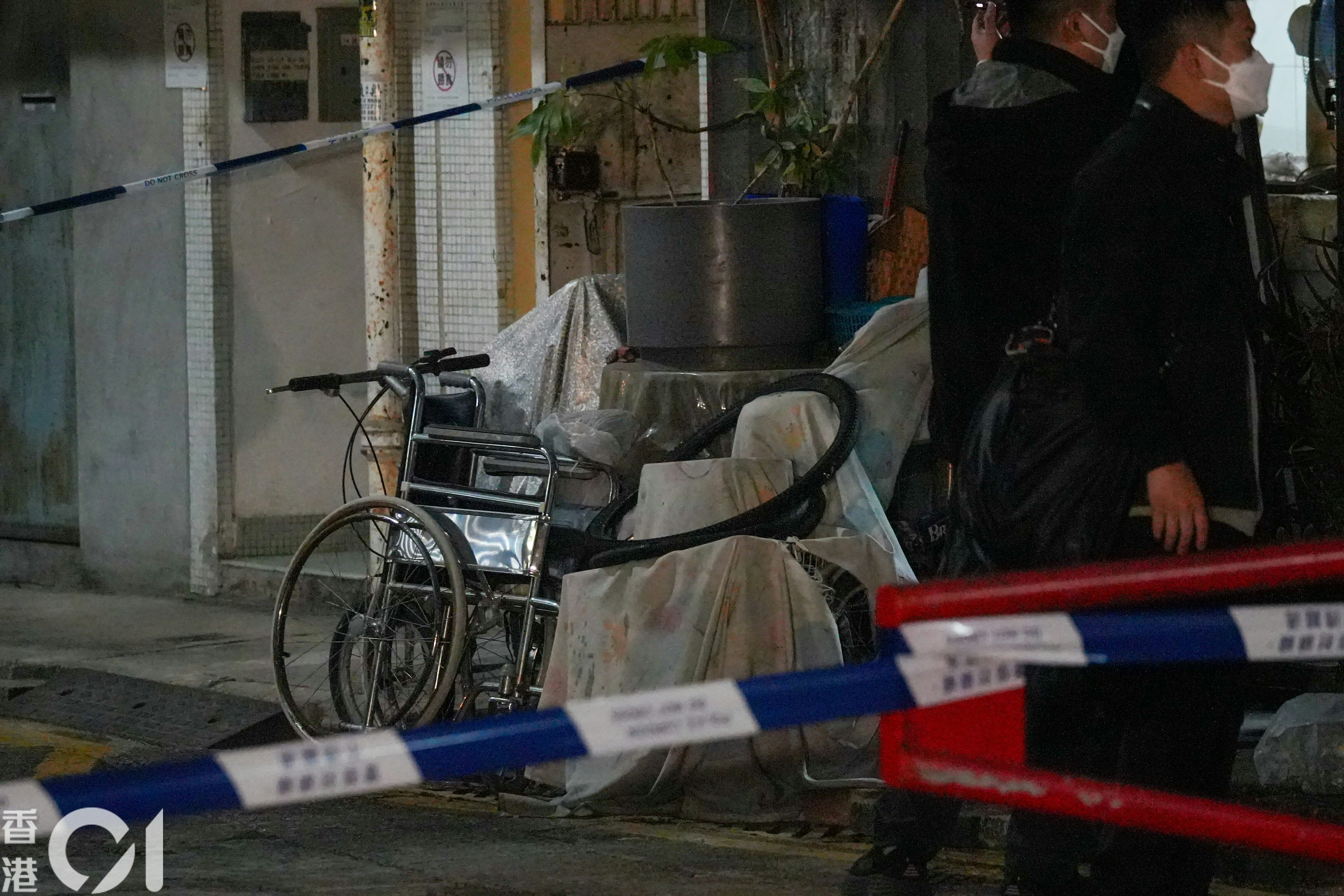 元朗振興新村揭發雙屍案，兩人倒斃在一間村屋內，警員封鎖現場調查，涉事村屋外放有輪椅和雜物。（左朗星攝）