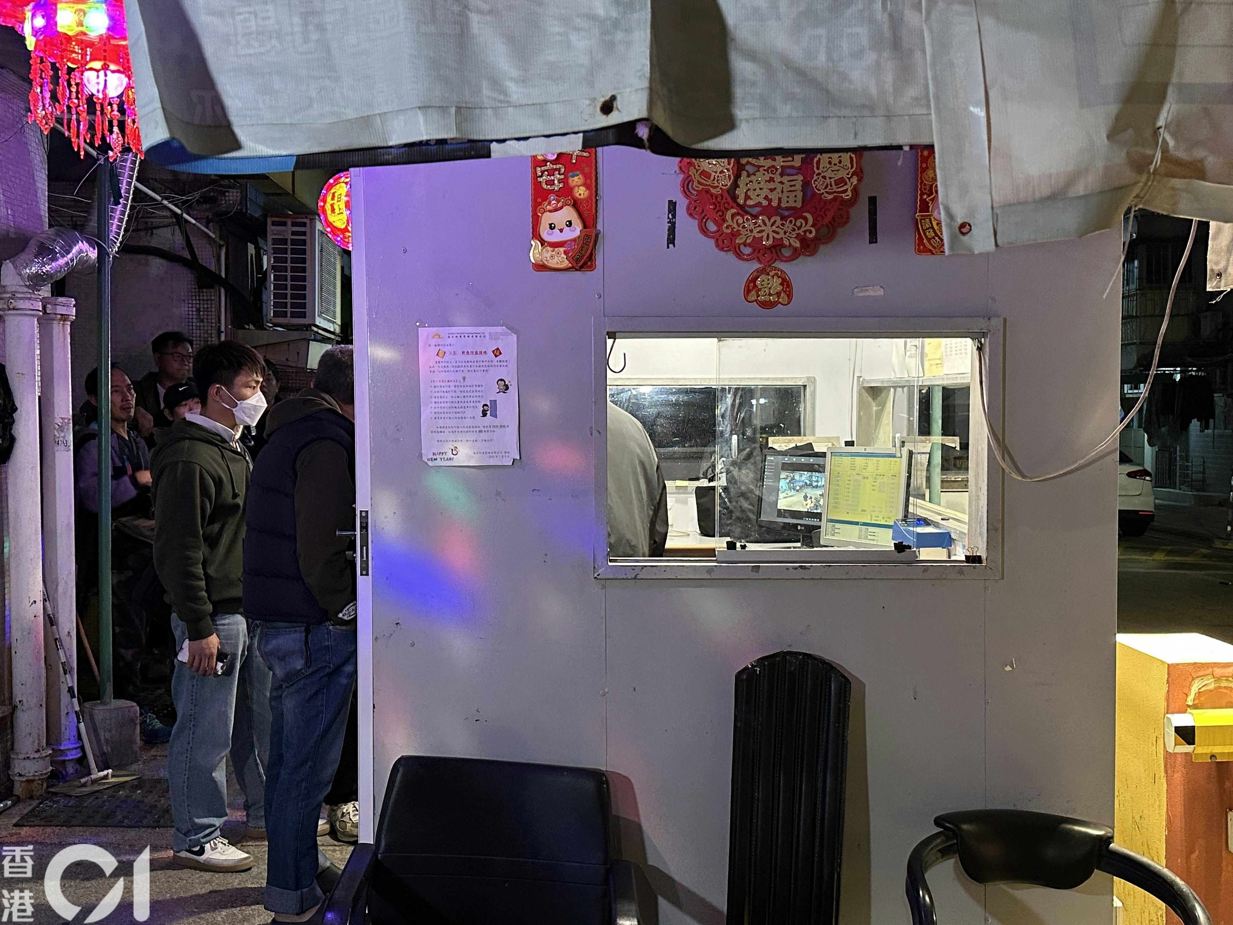 元朗振興新村揭發雙屍案，兩人倒斃在一間村屋內，警員翻查村口閉路電視片段。（王譯揚攝）