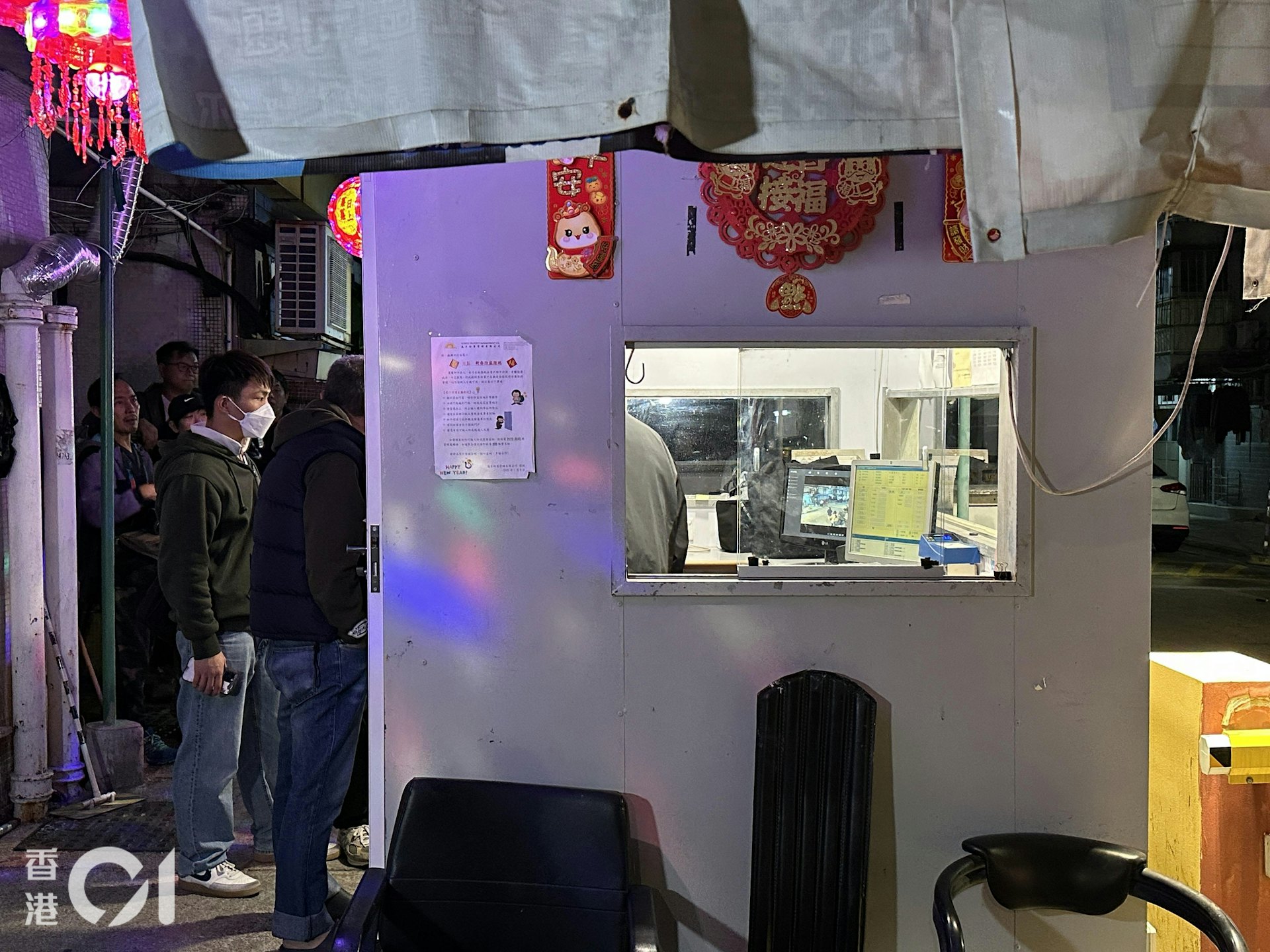 元朗振興新村揭發雙屍案,兩人倒斃在一間村屋內,警員翻查村口閉路電視片段。(王譯揚攝)