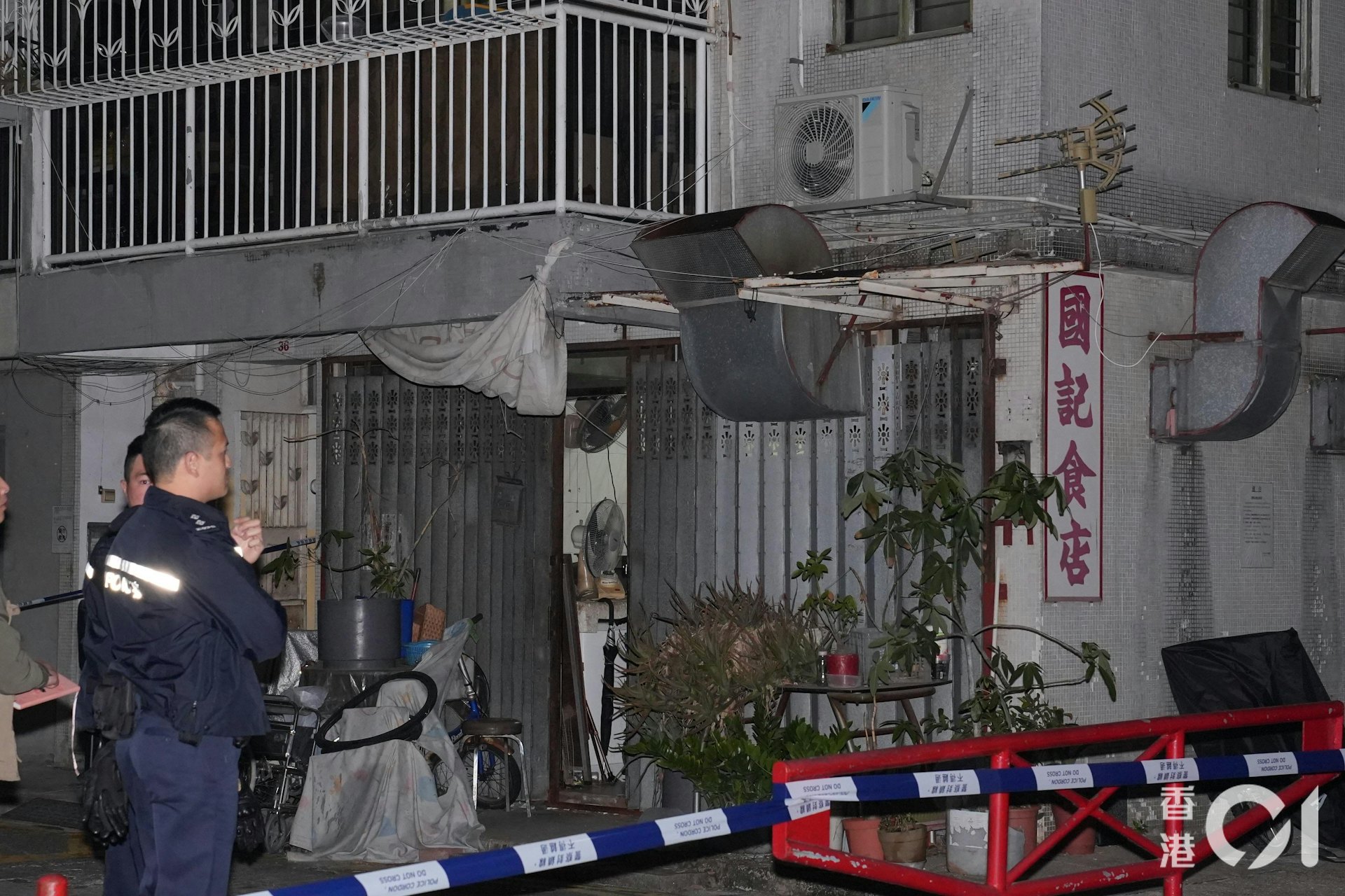 元朗振興新村揭發雙屍案,兩人倒斃在一間村屋內,警員封鎖現場調查。(左朗星攝)