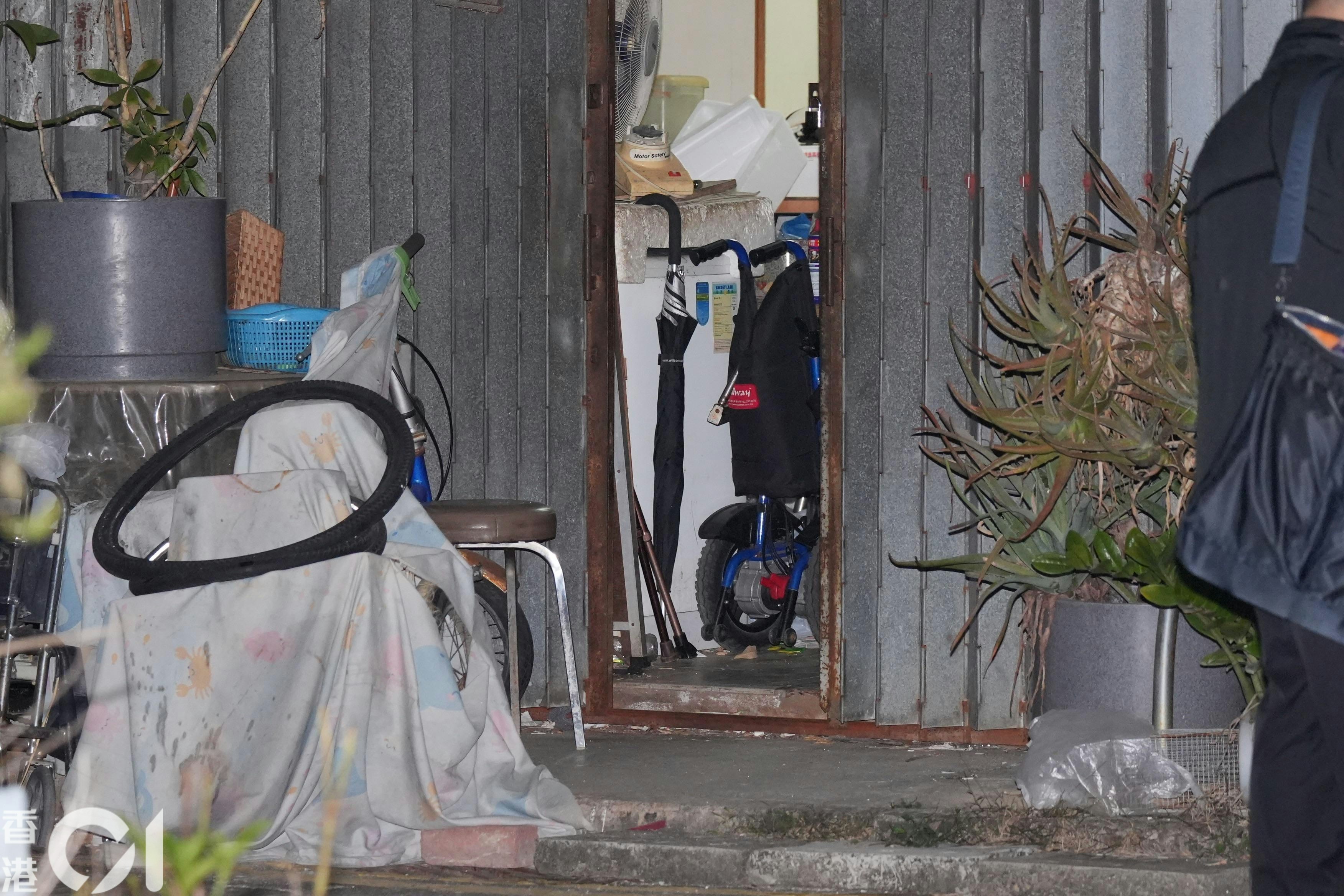 元朗振興新村揭發雙屍案，兩人倒斃在一間村屋內。街坊指其中一名死者近半年要以電動輪椅代步，現場所見，涉事村屋內放有一部電動輪椅。（左朗星攝）