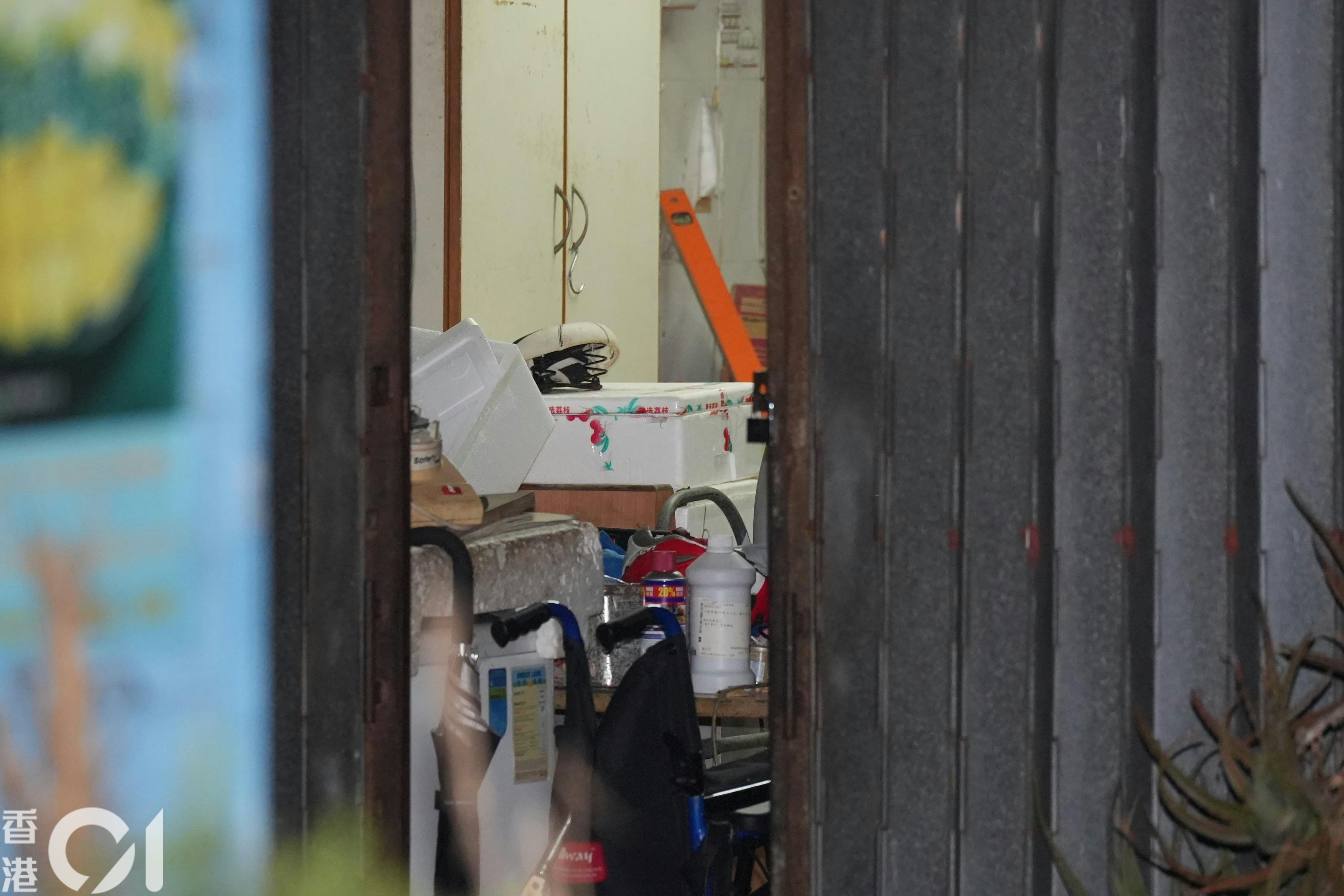 元朗振興新村揭發雙屍案，兩人倒斃在一間村屋內。現場所見，屋內放有不少雜物。（左朗星攝）