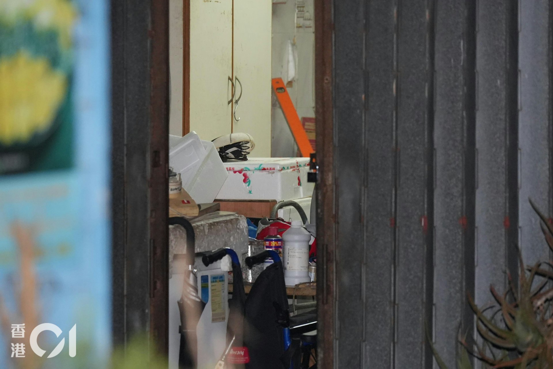 元朗振興新村揭發雙屍案,兩人倒斃在一間村屋內。現場所見,屋內放有不少雜物。(左朗星攝)