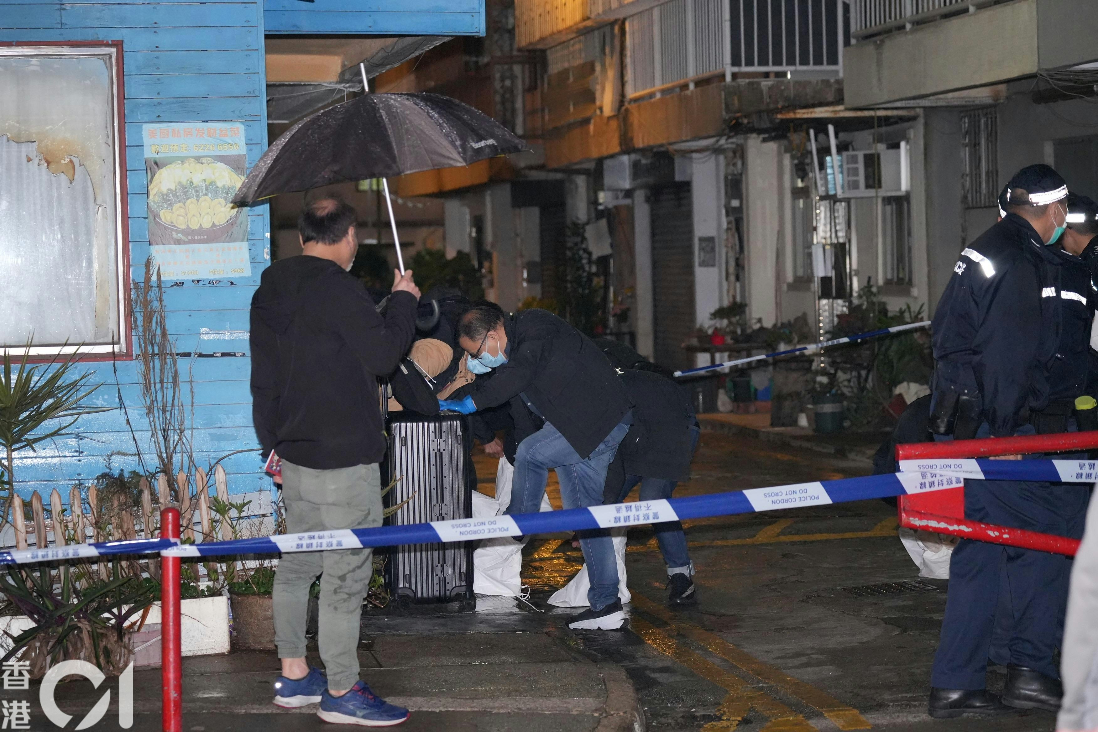 元朗振興新村揭發雙屍案，兩人倒斃在一間村屋內，大批探員到場調查。（左朗星攝）