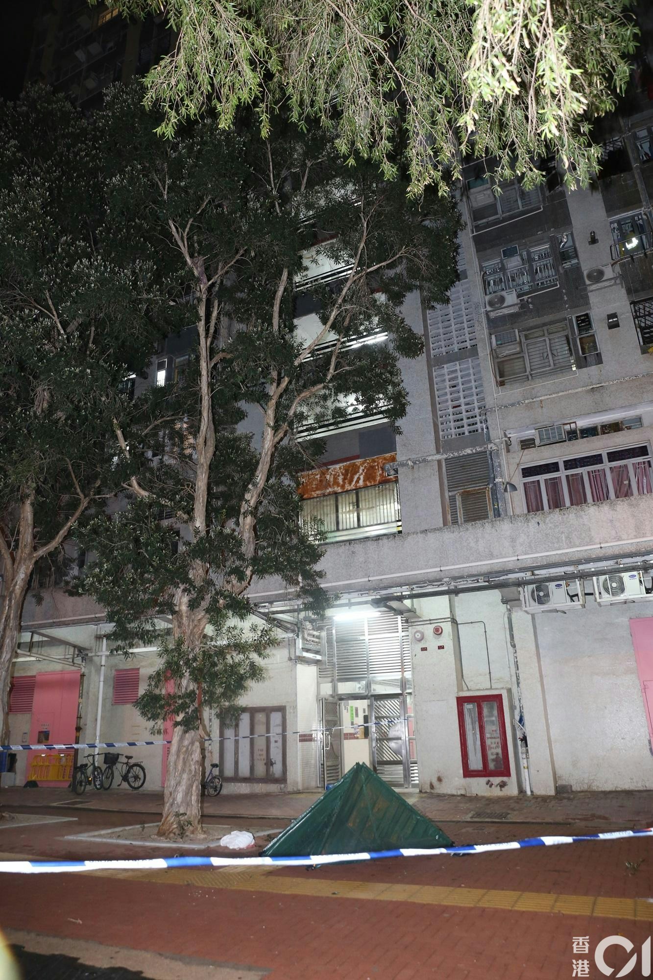 元朗朗屏邨悅屏樓發生墮樓案，男子當場死亡。（陳永武攝）