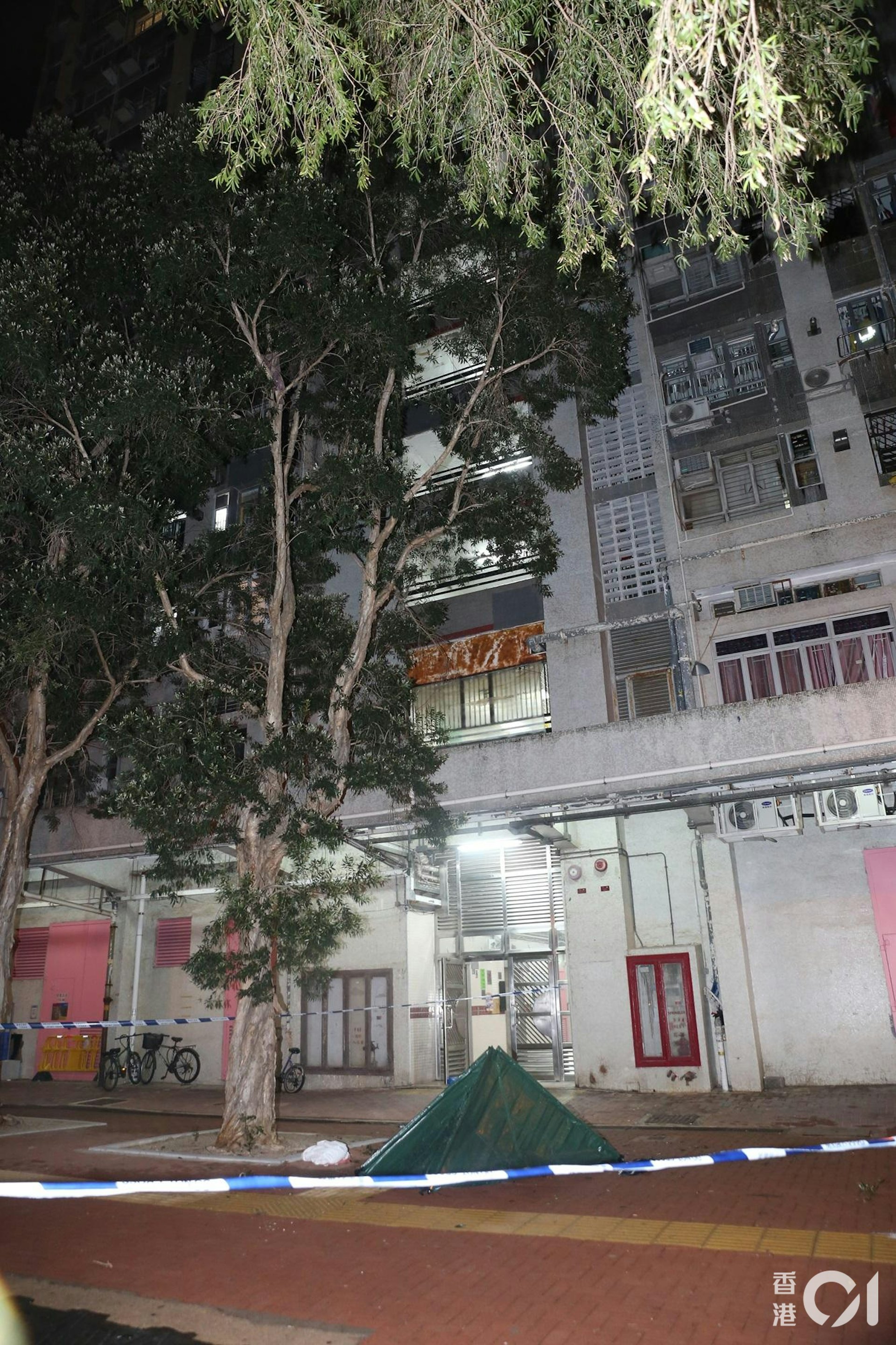 元朗朗屏邨悅屏樓發生墮樓案,男子當場死亡。(陳永武攝)
