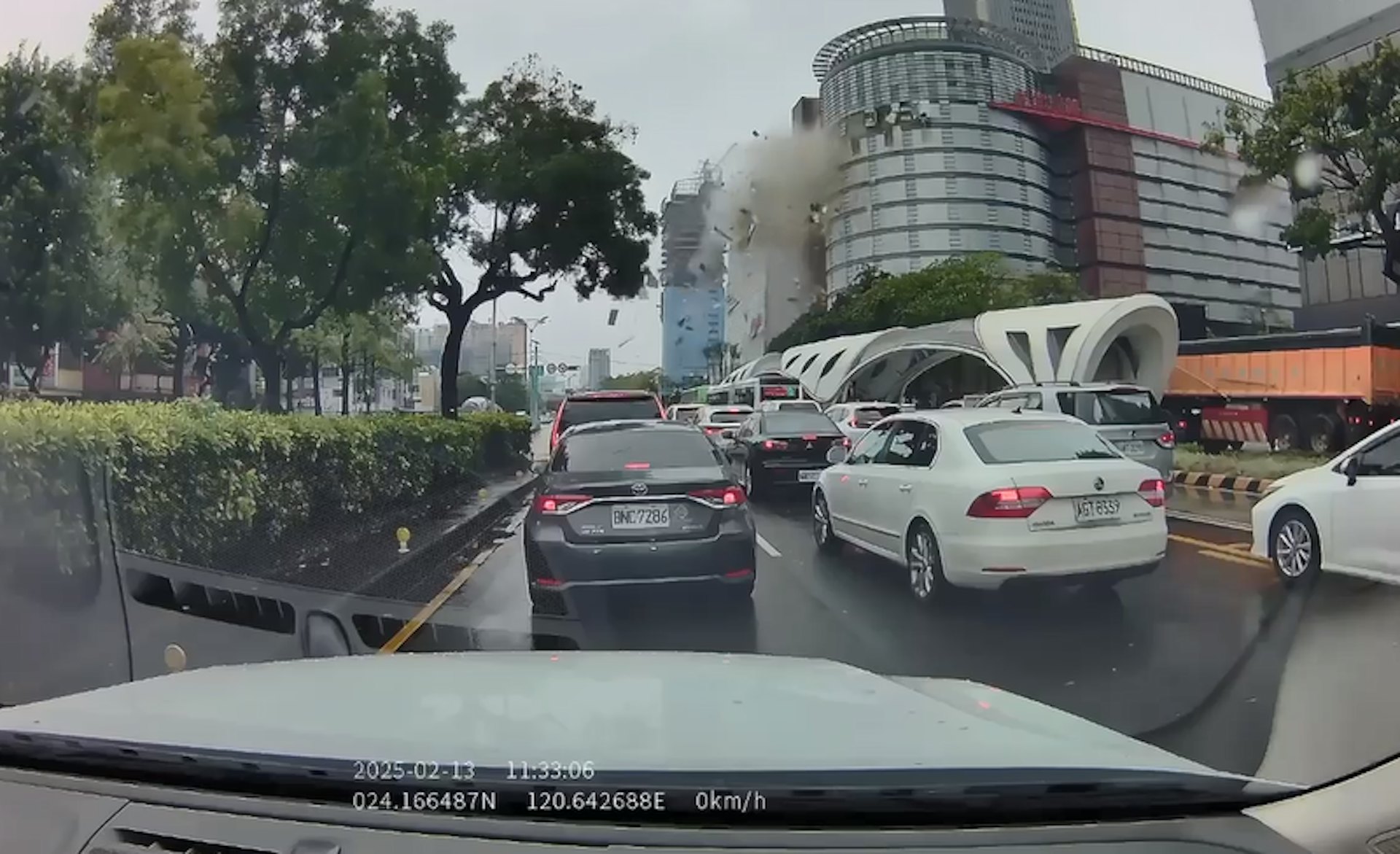 台中新光三越高樓2月13日上午驚傳氣爆,傳4人被炸飛。(網上照片) 台中新光三越高樓2月13日上午驚傳氣爆,傳4人被炸飛。(網上照片)