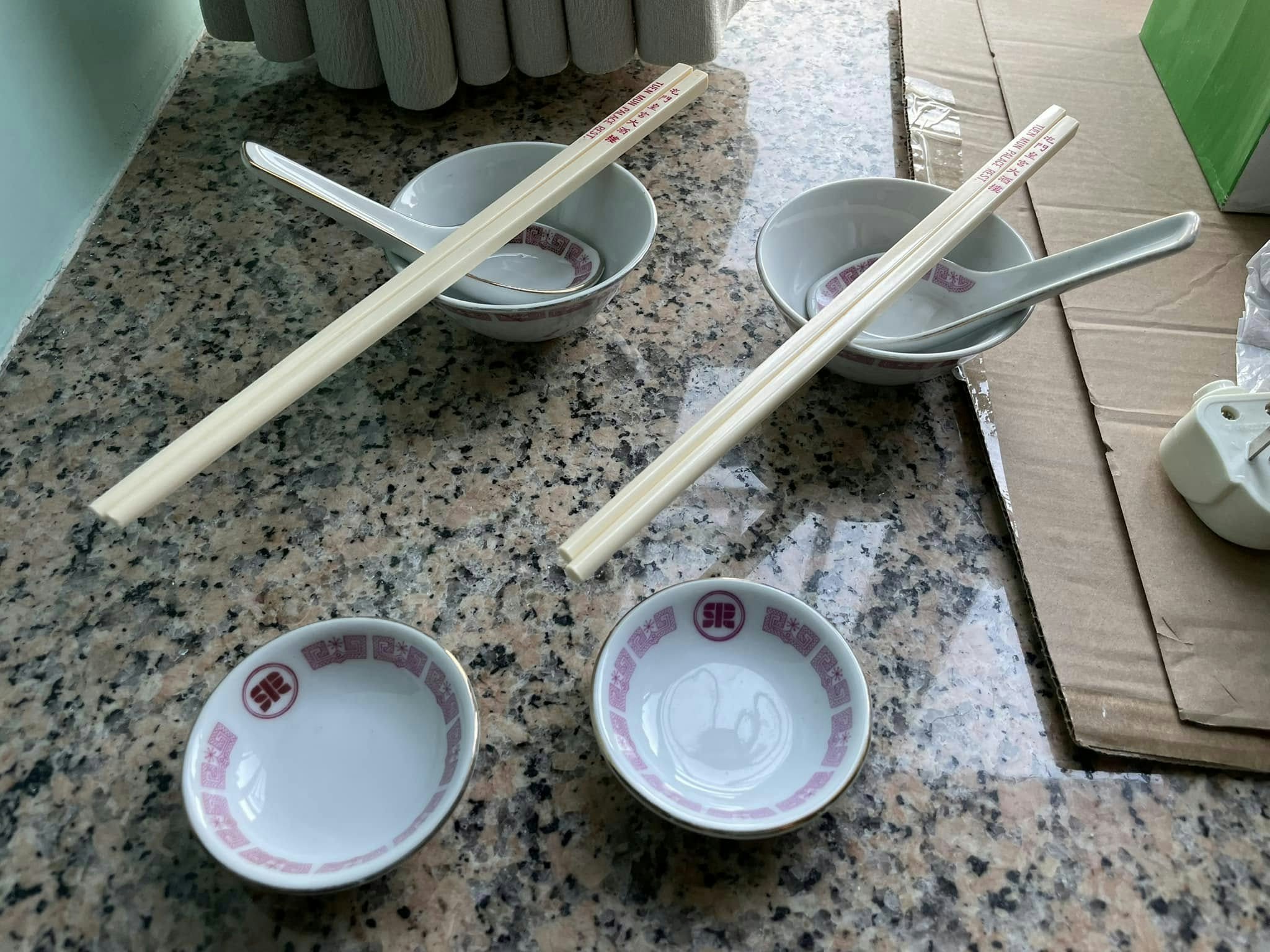 樓主執屋翻出父母當人年結婚，在酒樓擺酒時獲送贈的碗筷。（fb群組「顯影屯門。青山散步」圖片）