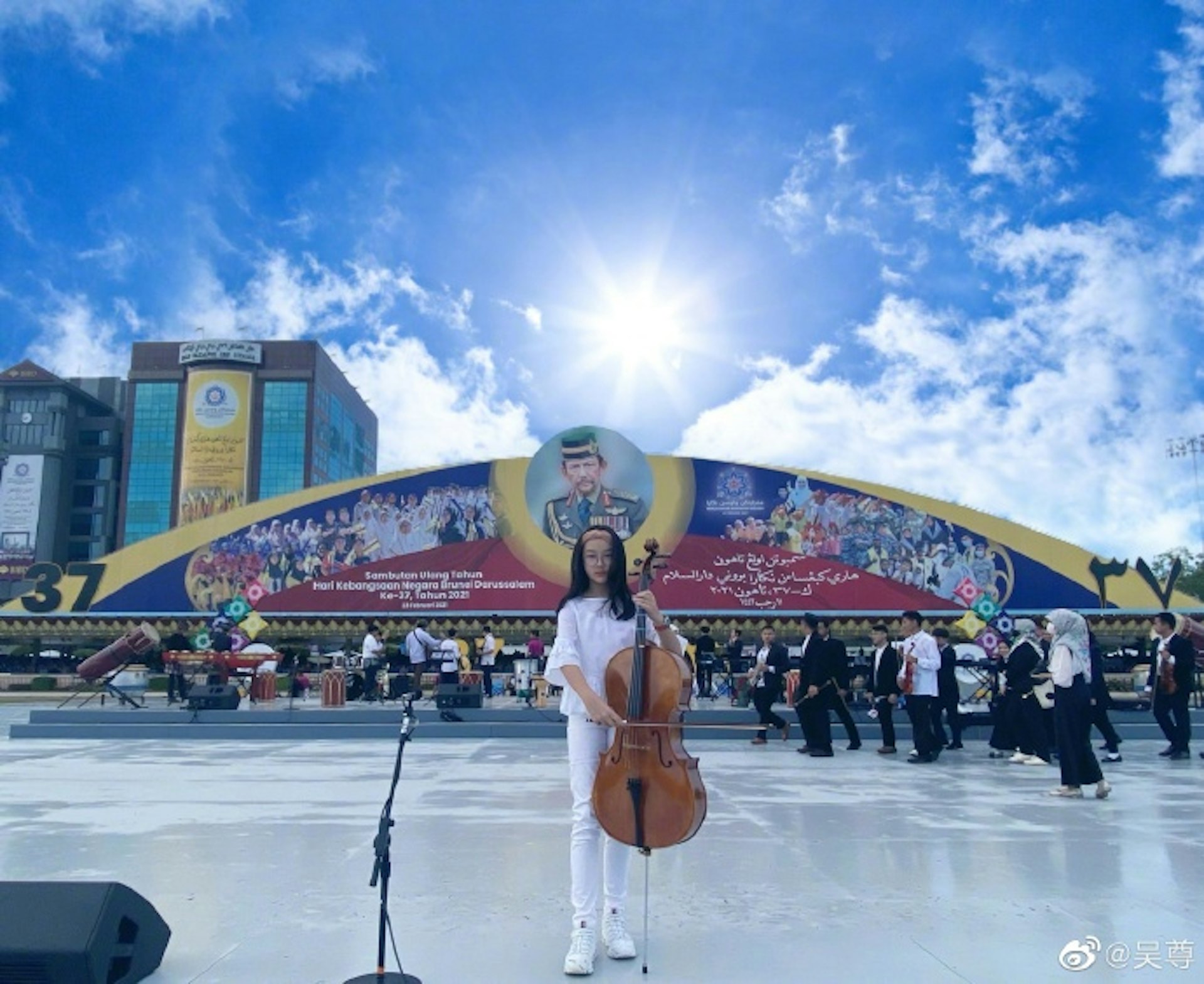 吴欣怡在文莱国庆节时在国王面前表演大提琴。