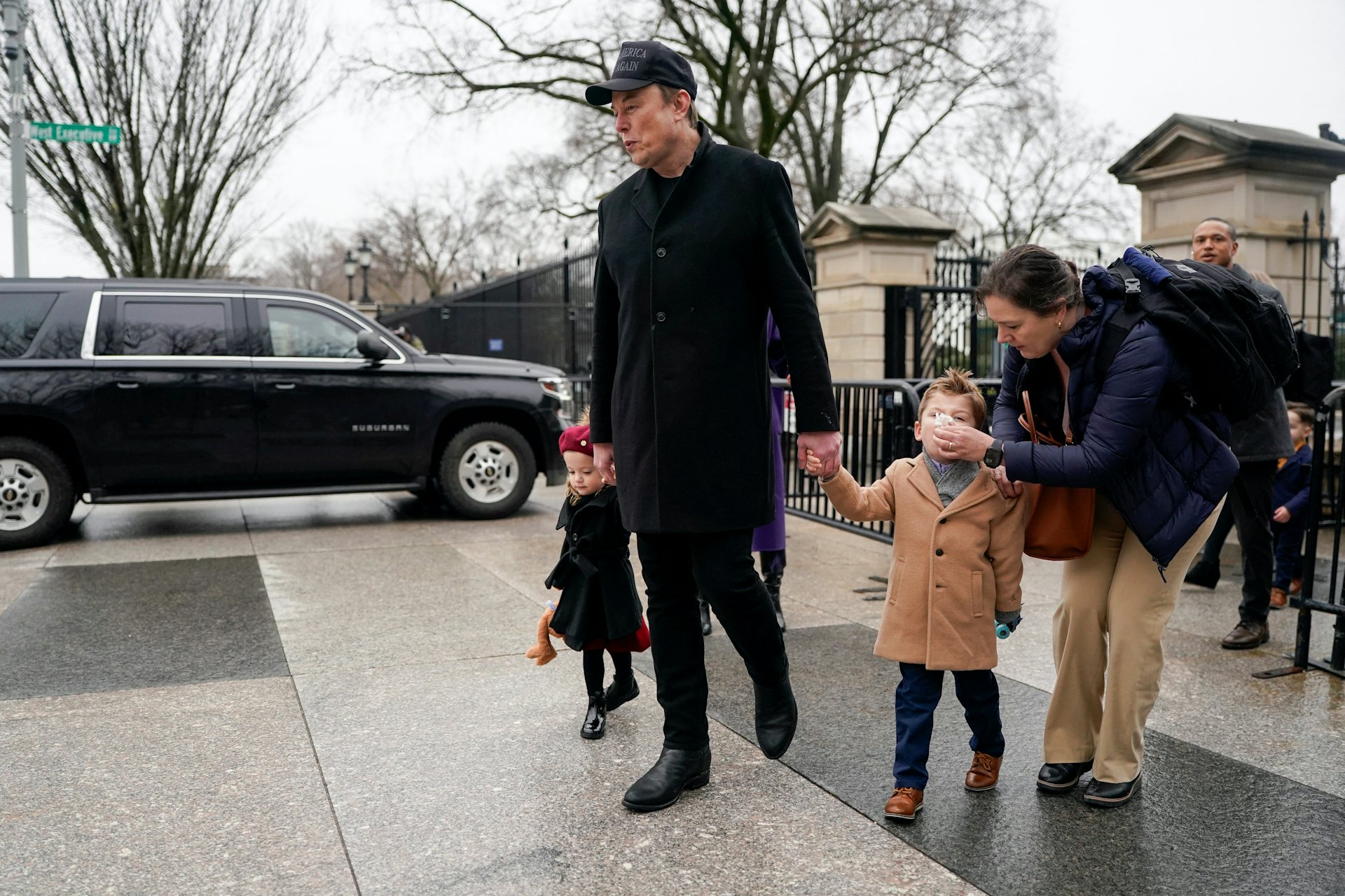 2025年2月13日,富豪馬斯克(Elon Musk)帶同3名孩子到布萊爾宮(Blair House),與到訪美國的印度總理莫迪(Narendra Modi)會面。(REUTERS)