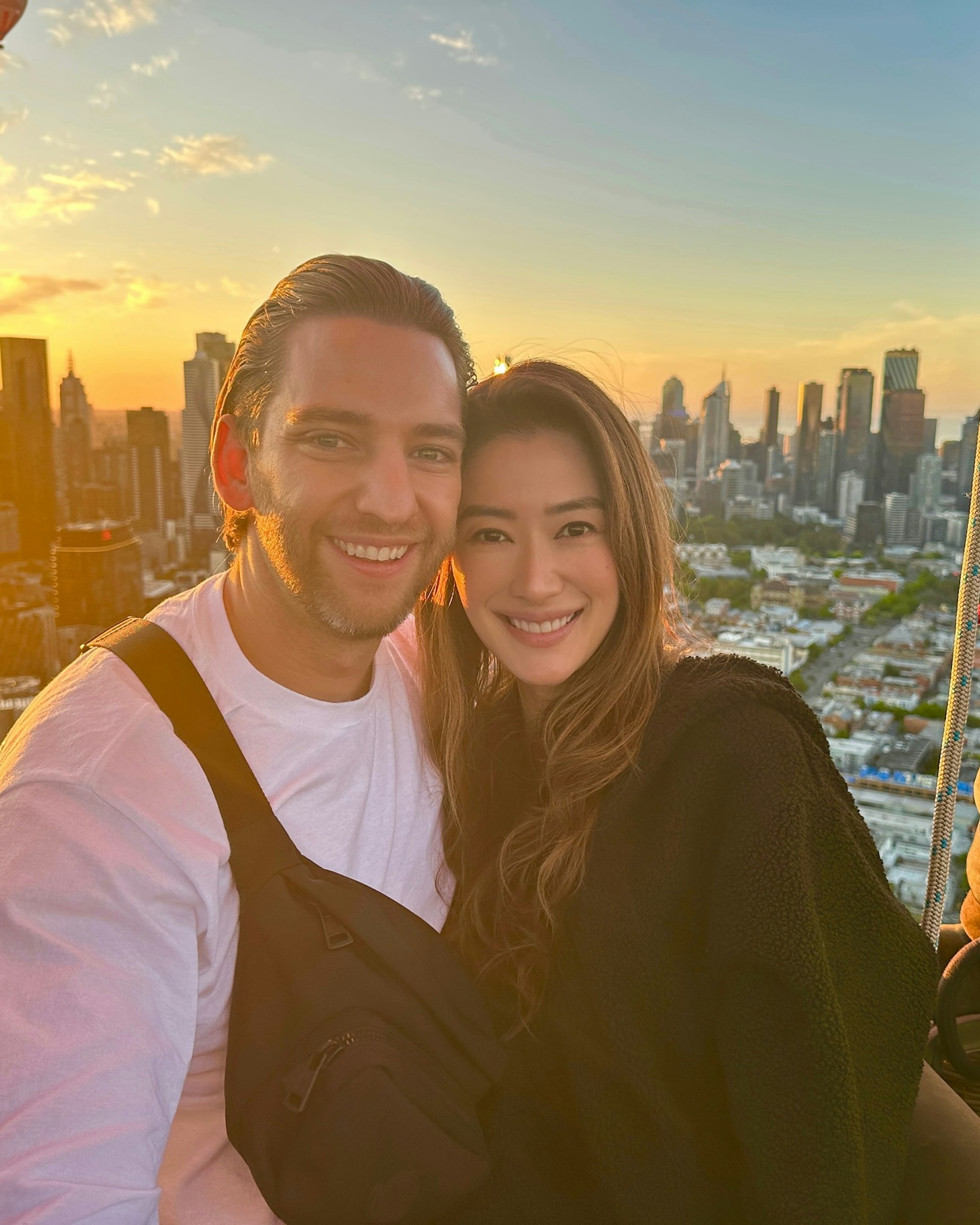 谢婷婷晒感恩节全家福后秒删,意外露出子女正脸 谢婷婷晒感恩节全家福后秒删,意外露出子女正脸