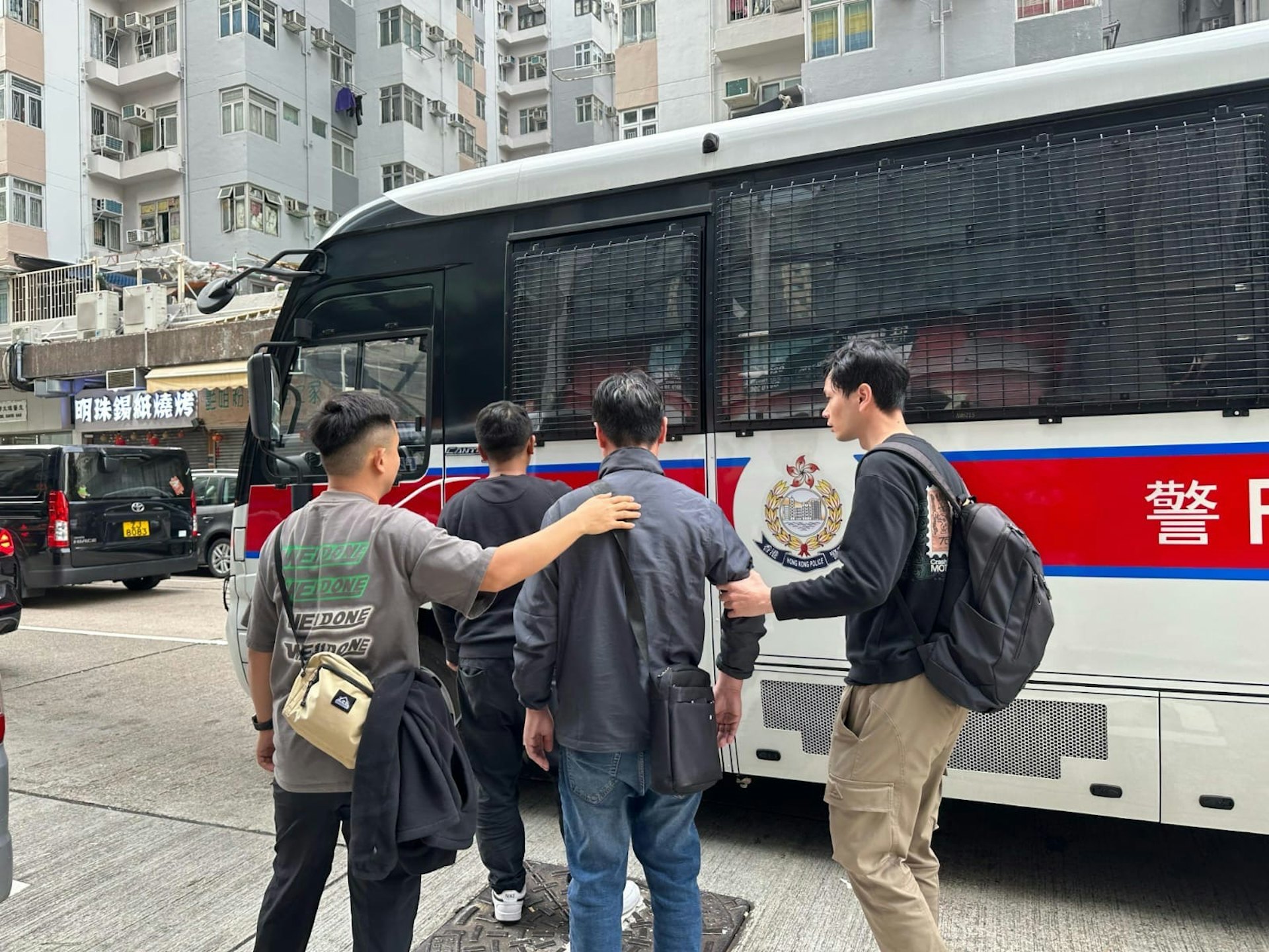 旺角與深水埗分別有女學生在往返學校途中,遭人尾隨及騷擾,警方調查後拘捕兩名涉案男子,圖為其中一名被捕人。(深水埗警區fb) 旺角與深水埗分別有女學生在往返學校途中,遭人尾隨及騷擾,警方調查後拘捕兩名涉案男子,圖為其中一名被捕人。(深水埗警區fb)