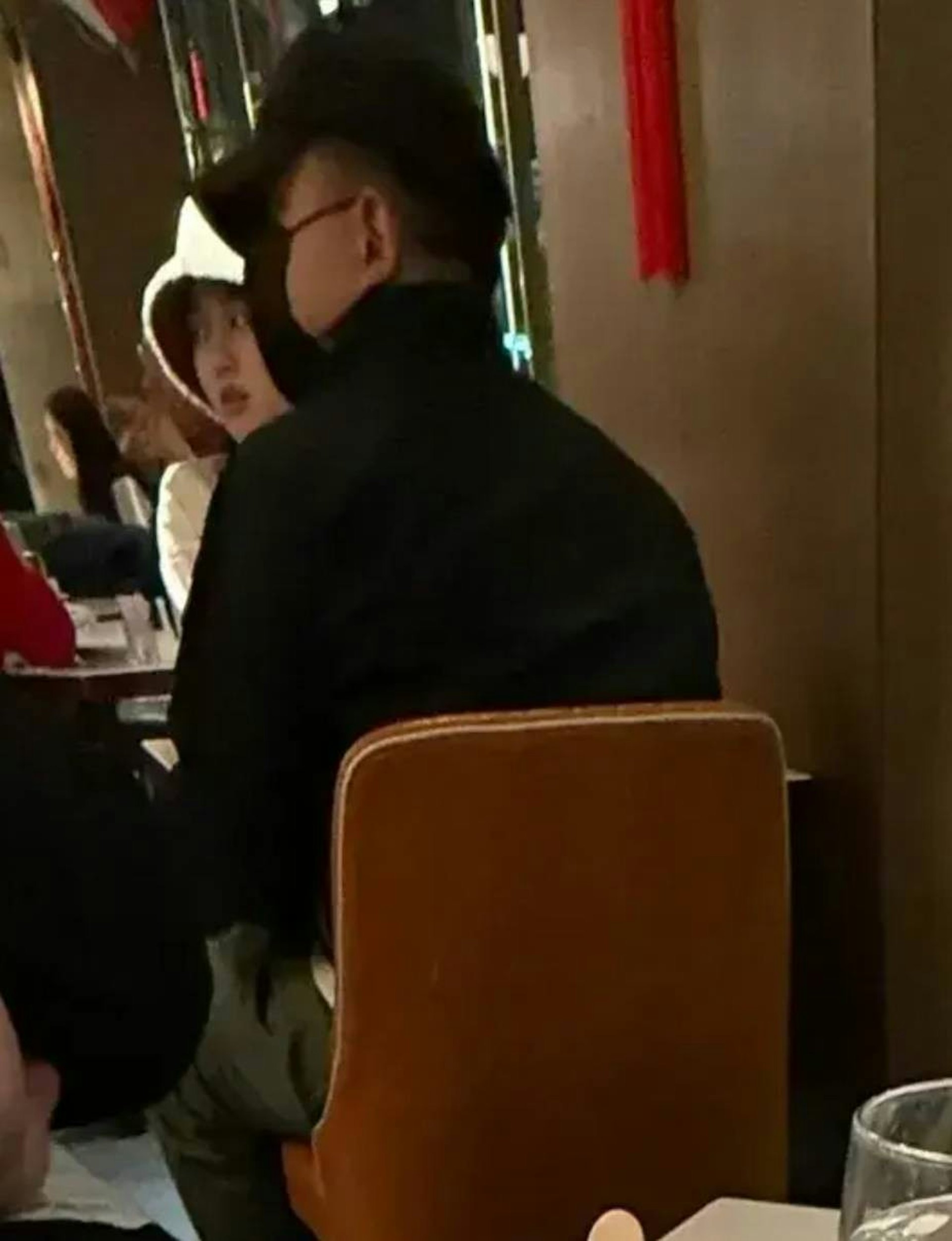 有網民拍到混血肥仔與丁丁密會撐枱腳的照片。(ig圖片)