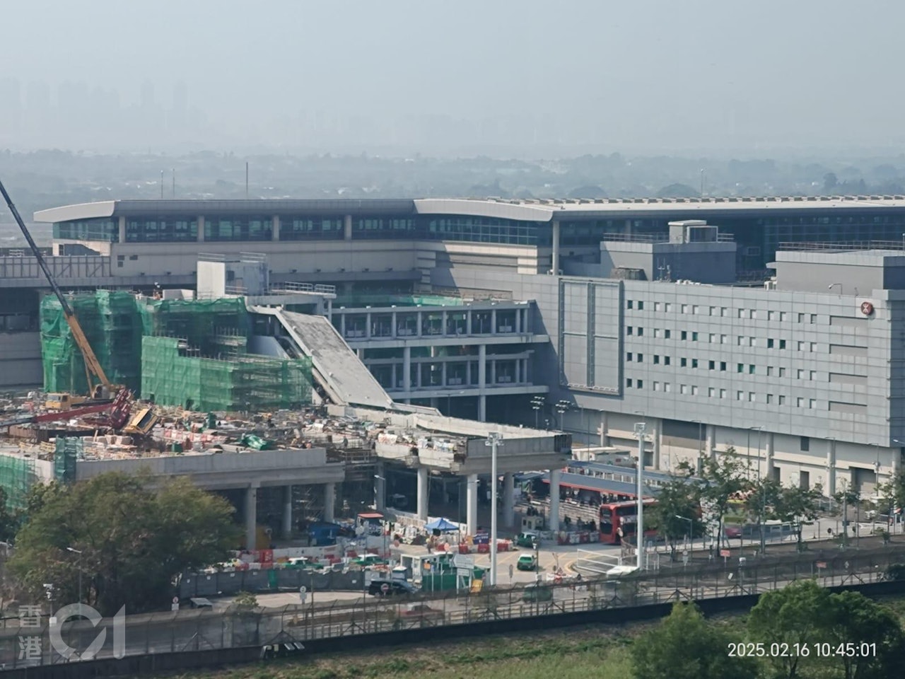現場為落馬洲港鐵站對開,近管制站禁區一地盤。(讀者梁先生提供) 現場為落馬洲港鐵站對開,近管制站禁區一地盤。(讀者梁先生提供)