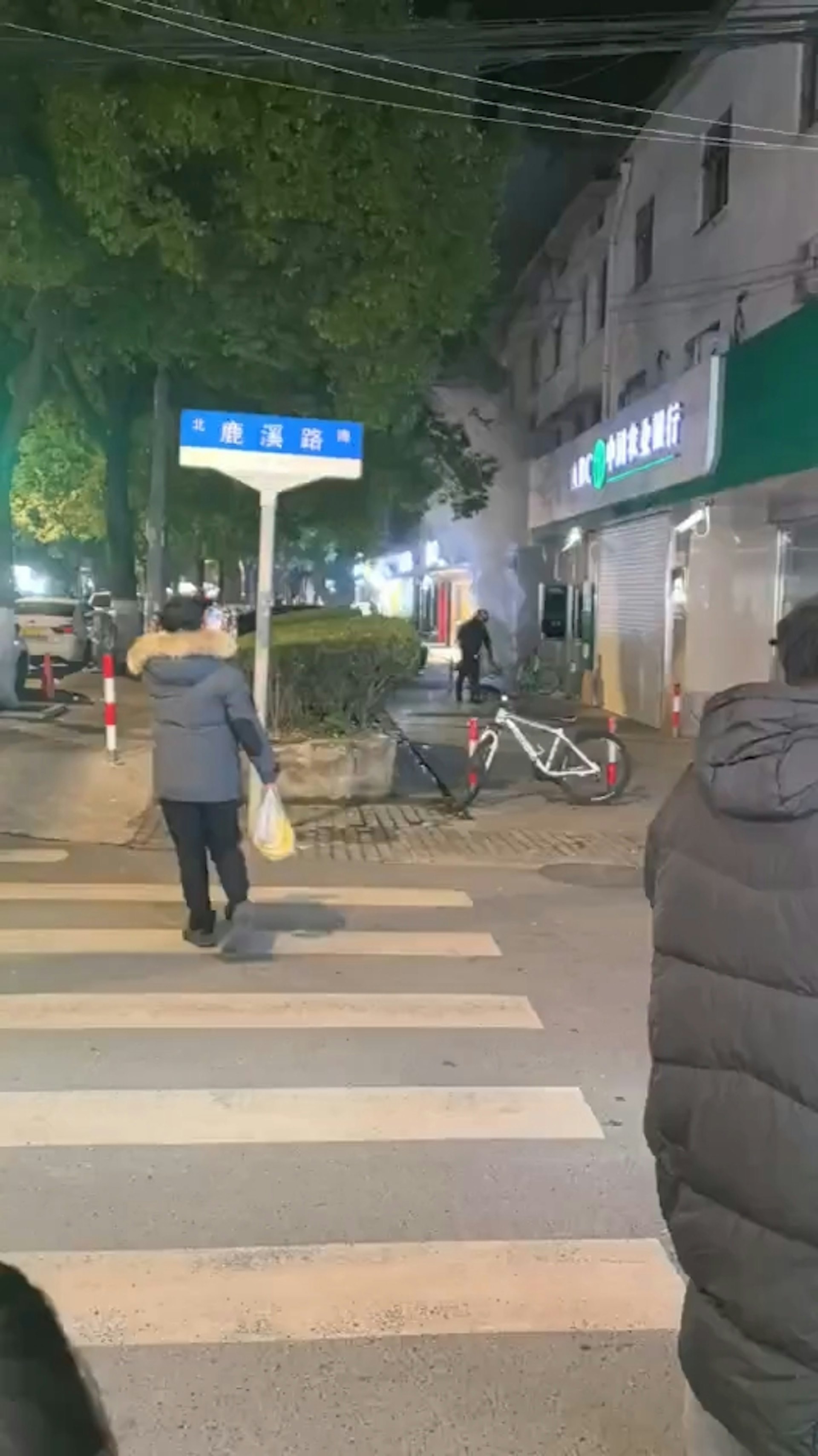 上海浦東一名男子在自動櫃員機前放煙霧彈。(影片截圖) 上海浦東一名男子在自動櫃員機前放煙霧彈。(影片截圖)