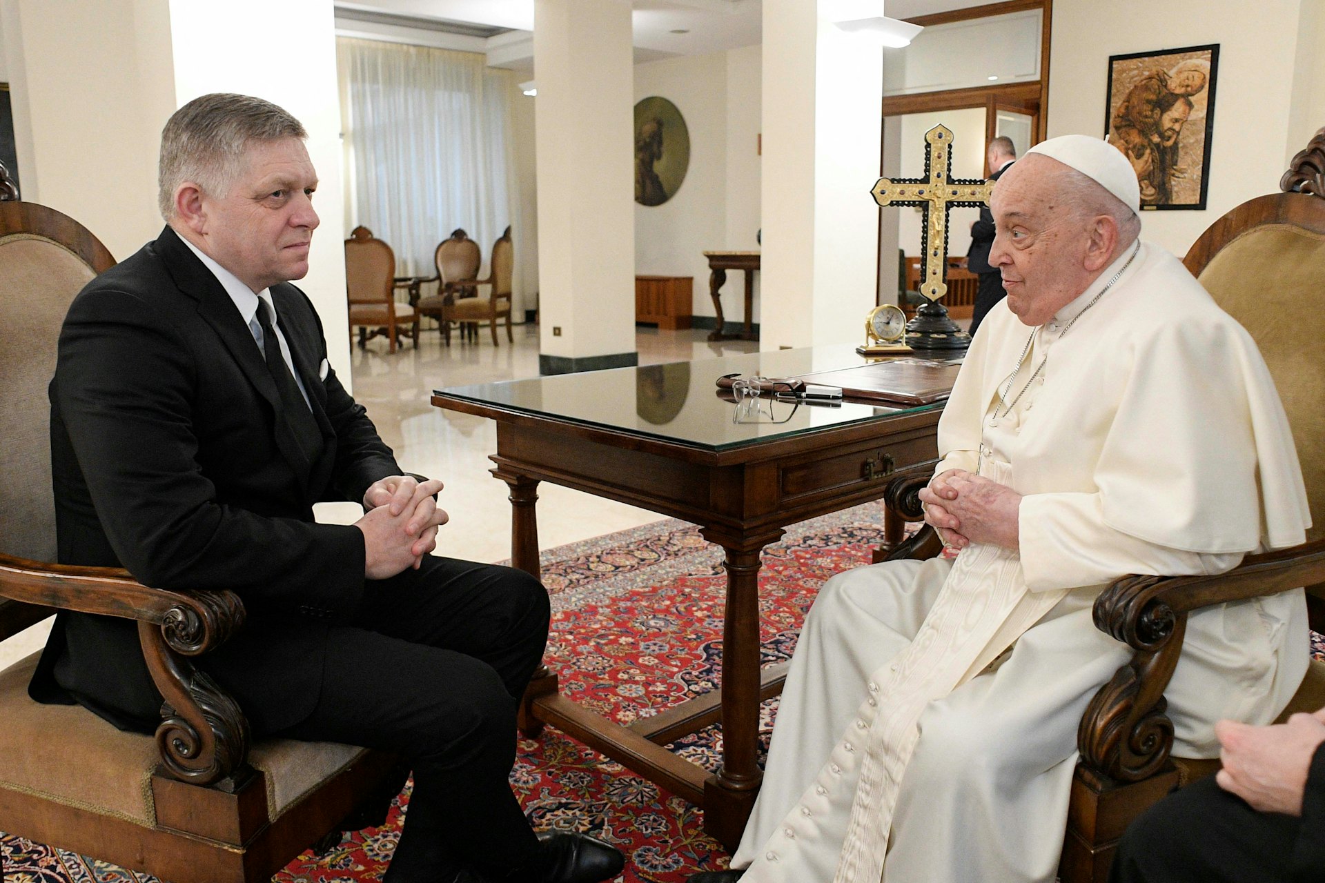 圖為2025年2月14日,教宗方濟各(Pope Francis)入院前與斯洛伐克總理菲佐(Robert Fico)在梵蒂岡會面。(Vatican Media/Handout via REUTERS) 圖為2025年2月14日,教宗方濟各(Pope Francis)入院前與斯洛伐克總理菲佐(Robert Fico)在梵蒂岡會面。(Vatican Media/Handout via REUTERS)