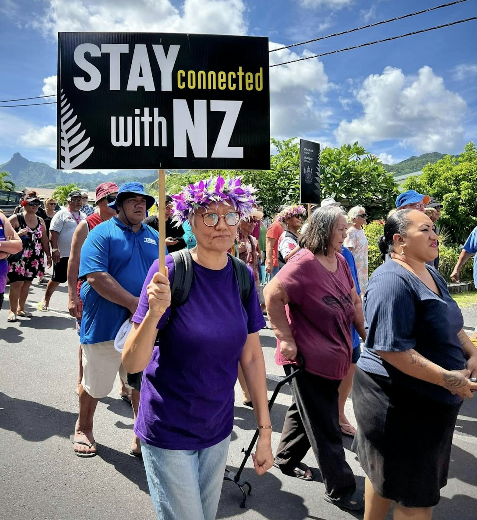 2025年2月18日,太平洋島國庫克群島(Cook Islands)數百人上街,有抗議者舉着標語牌寫着「與新西蘭保持聯繫」。(Facebook/ @Michael Field) 2025年2月18日,太平洋島國庫克群島(Cook Islands)數百人上街,有抗議者舉着標語牌寫着「與新西蘭保持聯繫」。(Facebook/ @Michael Field)