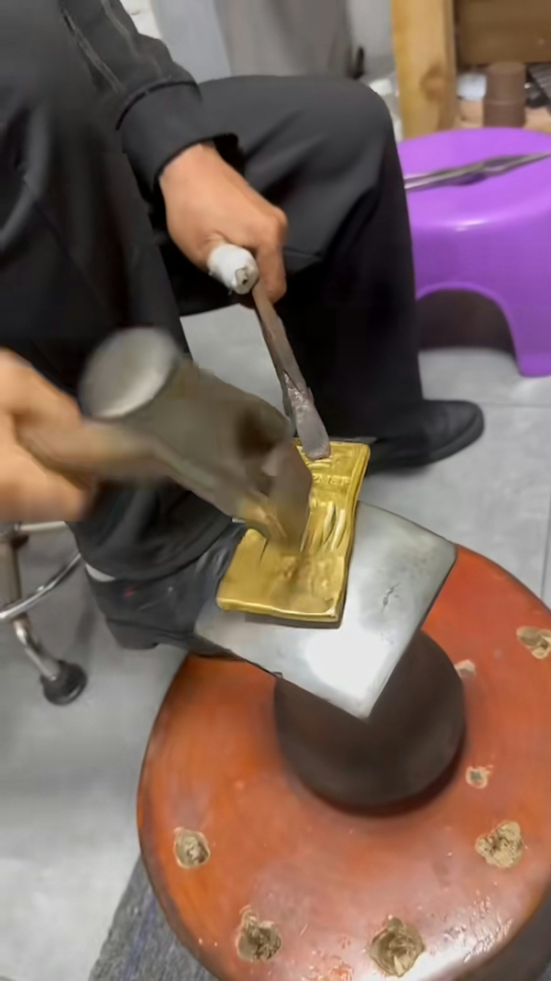工匠從熔金到鍛造,全程手工打造。(影片截圖) 工匠從熔金到鍛造,全程手工打造。(影片截圖)
