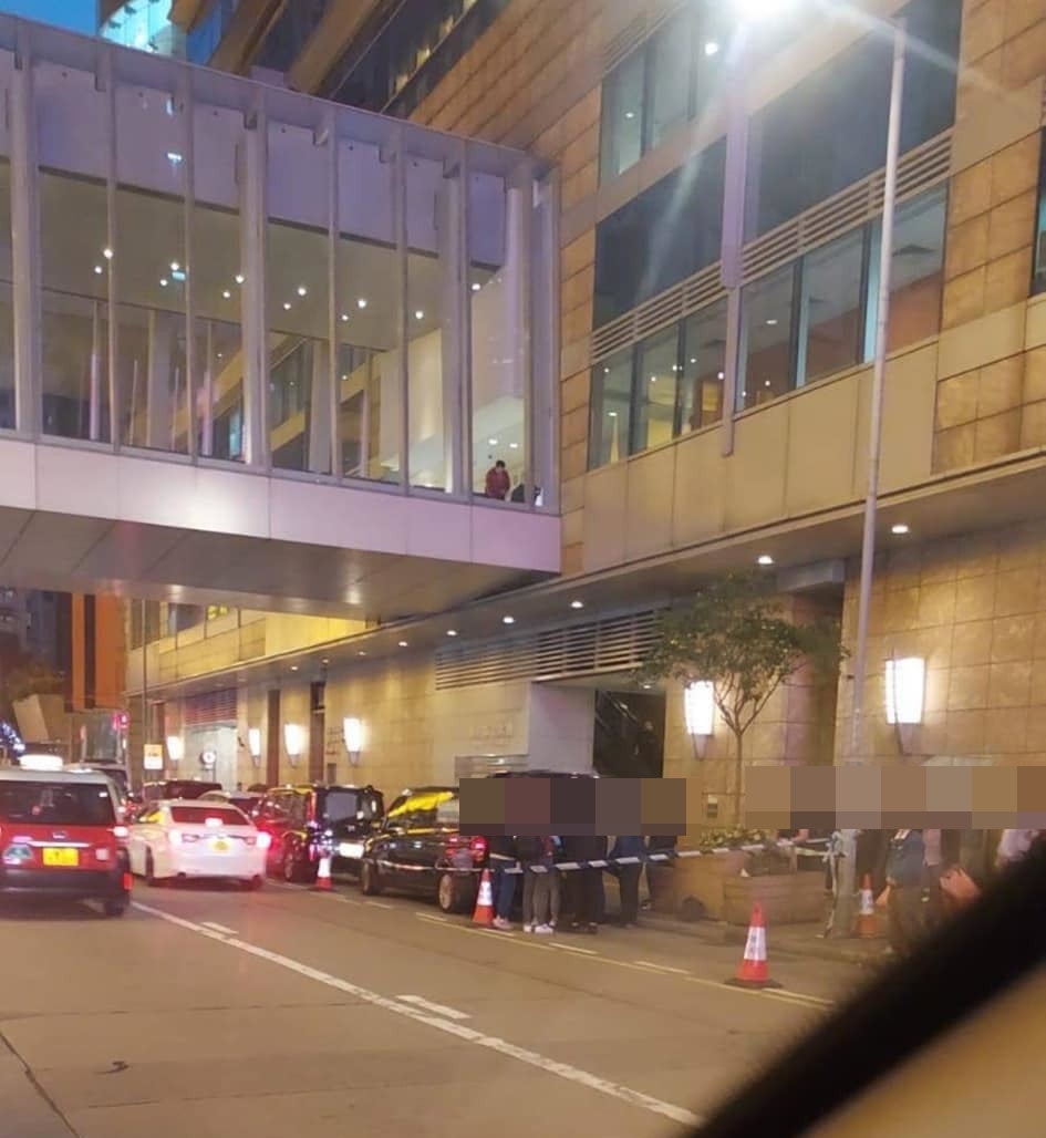 被捕人及其同黨預先在網約平台預約客貨車，要求從流浮山出發到旺角再折返。不知就裡的司機接單前往載貨時，驚見客人在車箱裝置發射器等，心知不妙，於是沿途向工會用訊息求助，得以證明自己清白。（受訪者提供）