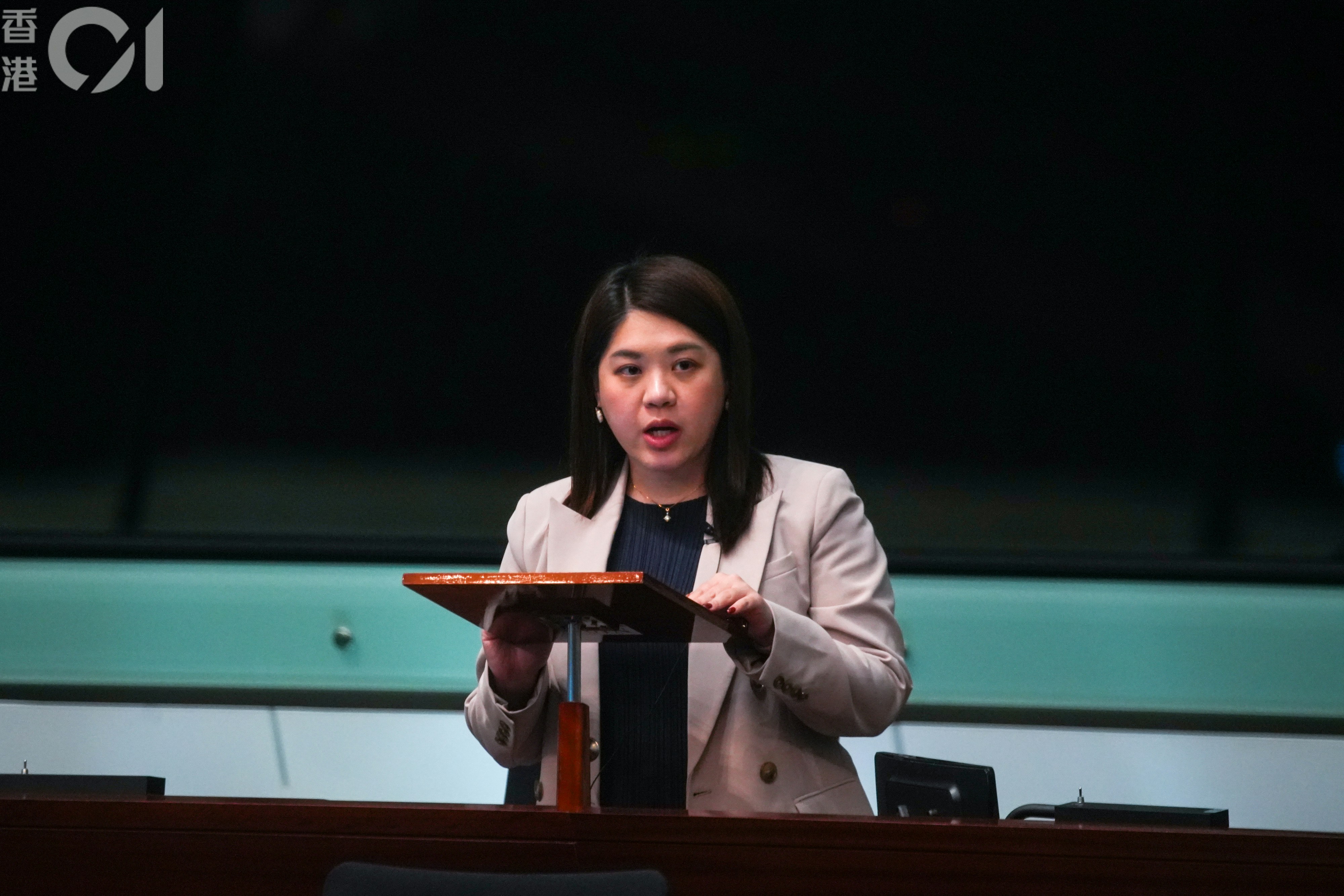林素蔚接受《香港01》訪問時說，如的士業界擔心扼殺生意，可考慮縮短原定假日朝九晚六的禁令時間（黃浩謙攝）