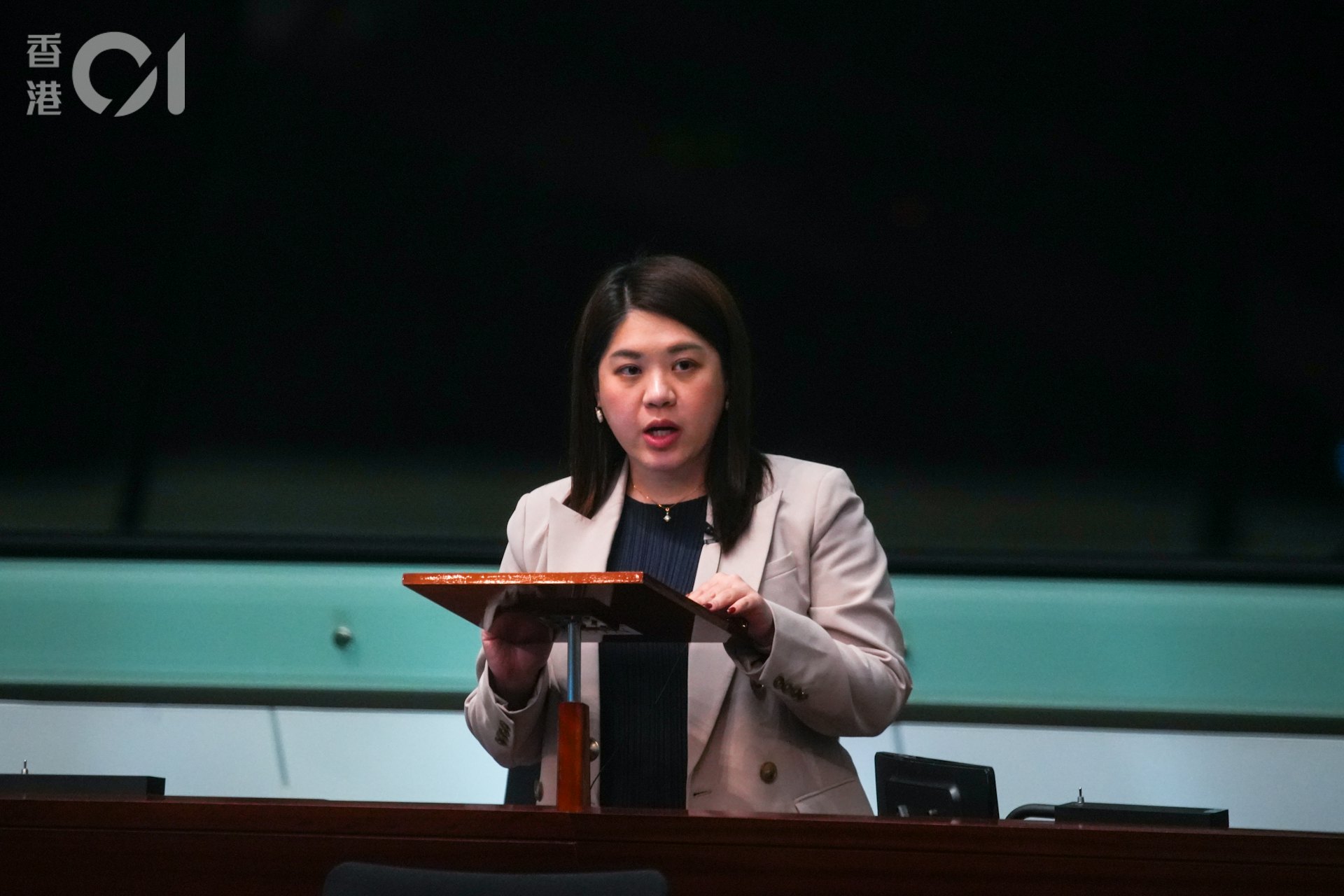 林素蔚接受《香港01》訪問時說,如的士業界擔心扼殺生意,可考慮縮短原定假日朝九晚六的禁令時間(黃浩謙攝) 林素蔚接受《香港01》訪問時說,如的士業界擔心扼殺生意,可考慮縮短原定假日朝九晚六的禁令時間(黃浩謙攝)