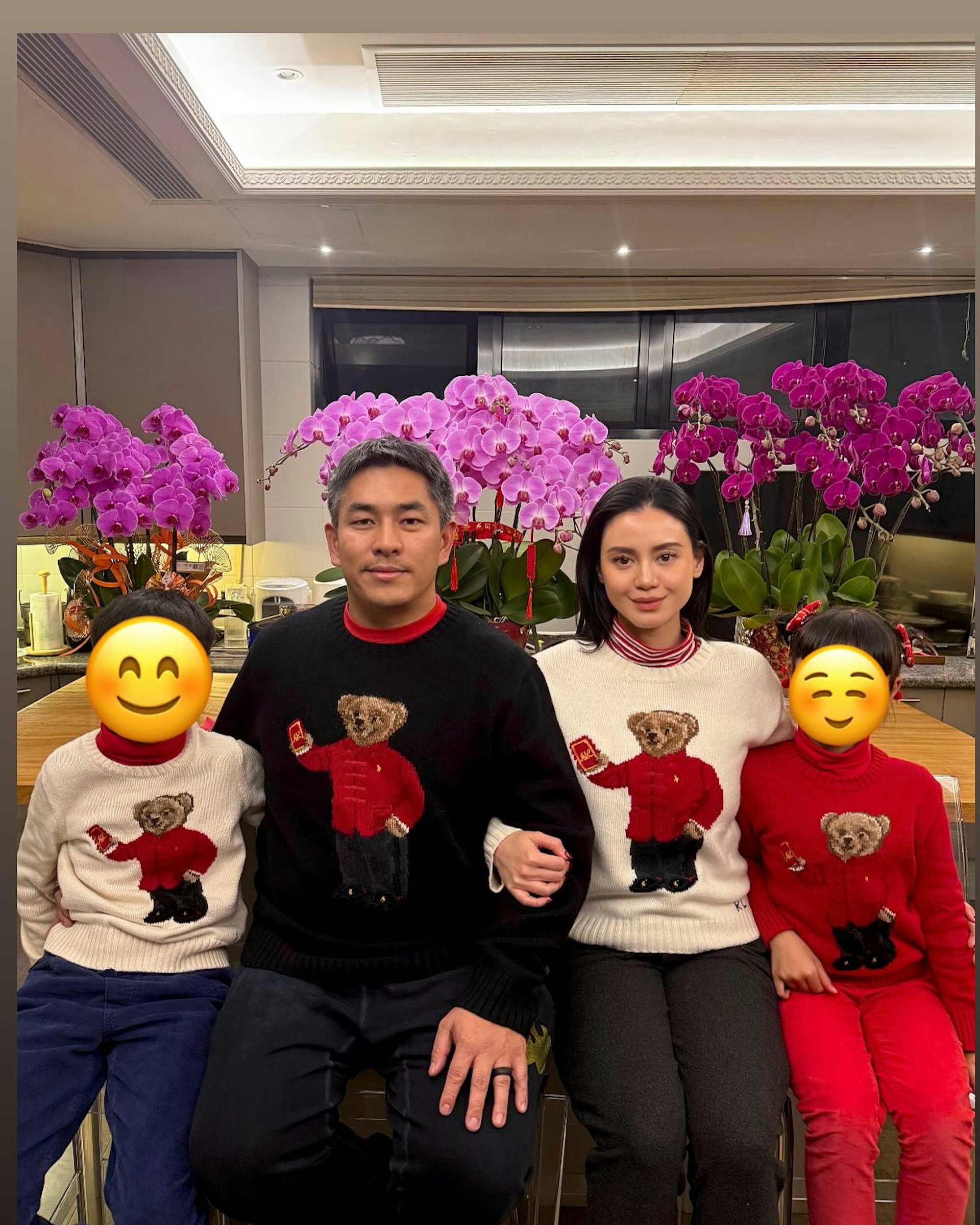 婚後育有一子一女,一家四口幸福美滿。(IG@emilylam.ho)