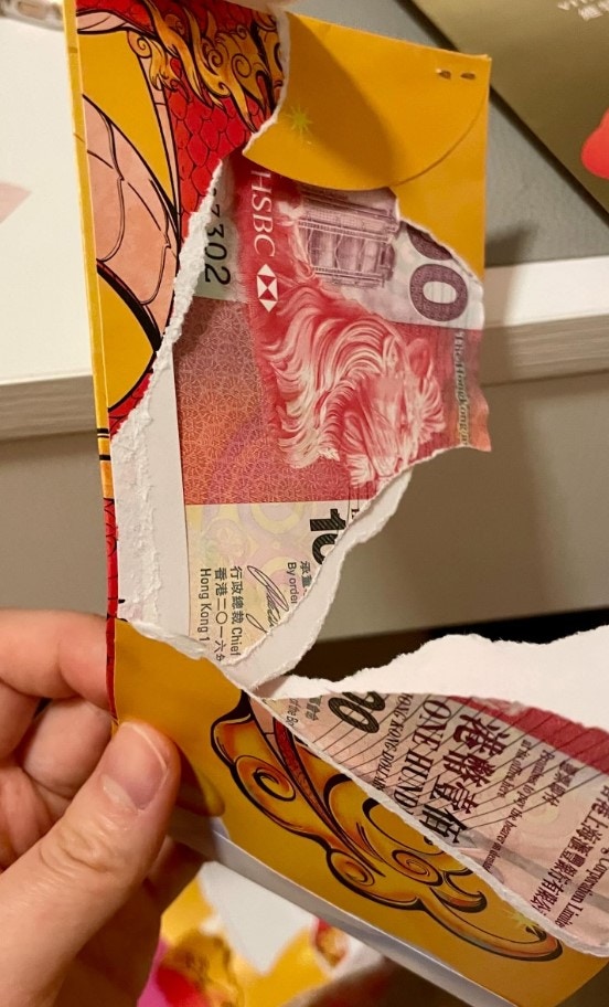 拆利是太心急？開利是不慎「攔腰」撕爛100元紙幣網民教咁處理