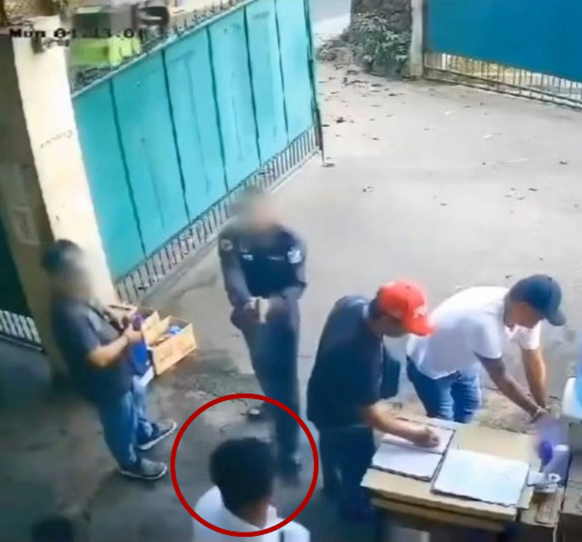 菲律賓有保安不滿同事屢次遲到,情緒失控下開槍擊斃對方。(網上影片截圖) 菲律賓有保安不滿同事屢次遲到,情緒失控下開槍擊斃對方。(網上影片截圖)