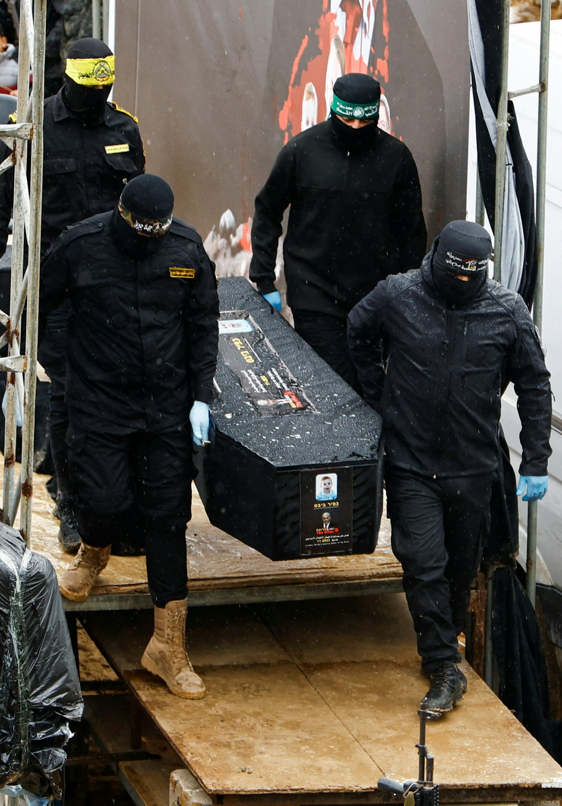 哈馬斯(Hamas)成員2025年2月20日在加沙南部城市汗尤尼斯移交存放以色列人質遺體的棺木(Reuters) 哈馬斯(Hamas)成員2025年2月20日在加沙南部城市汗尤尼斯移交存放以色列人質遺體的棺木(Reuters)