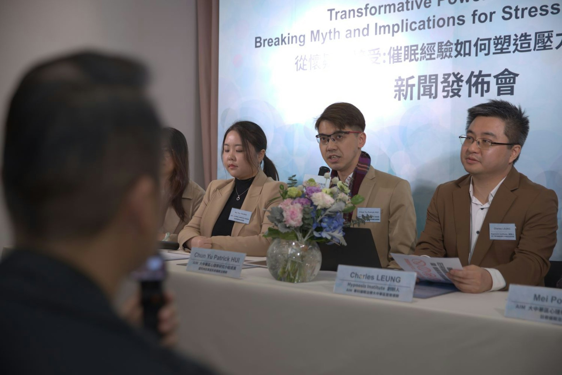 AIM 大中華區心理學研究小組團隊指研究發現年輕參與者在催眠治療後的壓力舒緩程度比年長參與者更為明顯,催眠治療可為年輕人提供一種安全、有效的壓力管理方法,這有助於提升他們的心理韌性,更好地應對挑戰,實現個人成長和社會貢獻。 AIM 大中華區心理學研究小組團隊指研究發現年輕參與者在催眠治療後的壓力舒緩程度比年長參與者更為明顯,催眠治療可為年輕人提供一種安全、有效的壓力管理方法,這有助於提升他們的心理韌性,更好地應對挑戰,實現個人成長和社會貢獻。