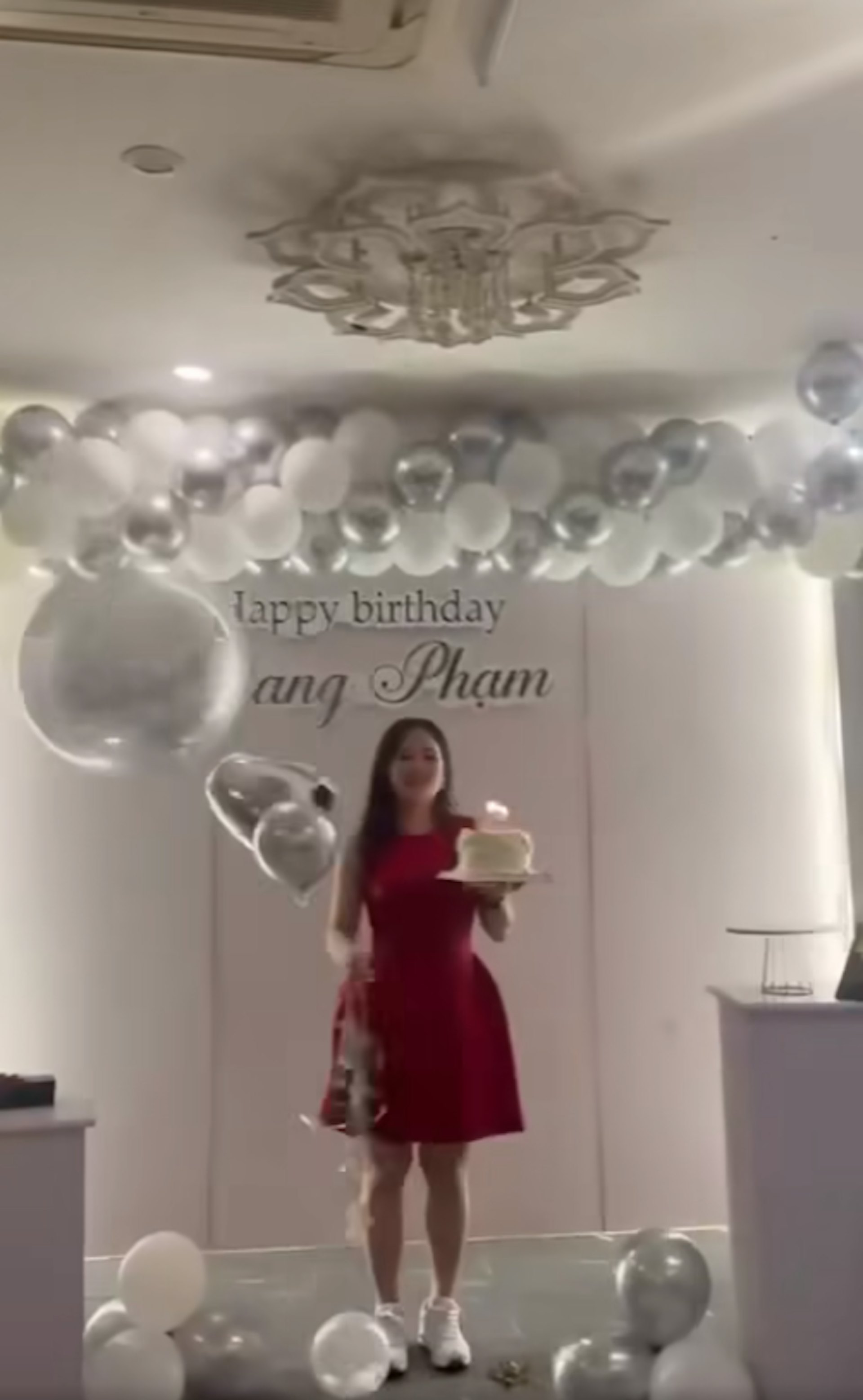 越南女子Giang Pham於2025年2月舉行派對慶祝生日,不幸發生蠟燭點燃氫氣球的爆炸意外(影片截圖) 越南女子Giang Pham於2025年2月舉行派對慶祝生日,不幸發生蠟燭點燃氫氣球的爆炸意外(影片截圖)