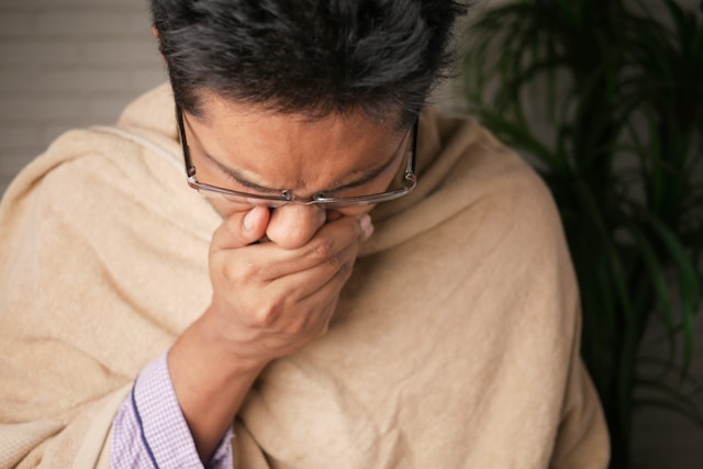 台灣振興醫院內科醫生陶啓偉受訪時表示，導致患者咳嗽的原因非常多，包括鼻涕倒流、胃食道逆流、肺癌、支氣管擴張、氣喘、慢性阻塞性肺病等，未必完全跟感冒有關。（示意圖/Unsplash)
