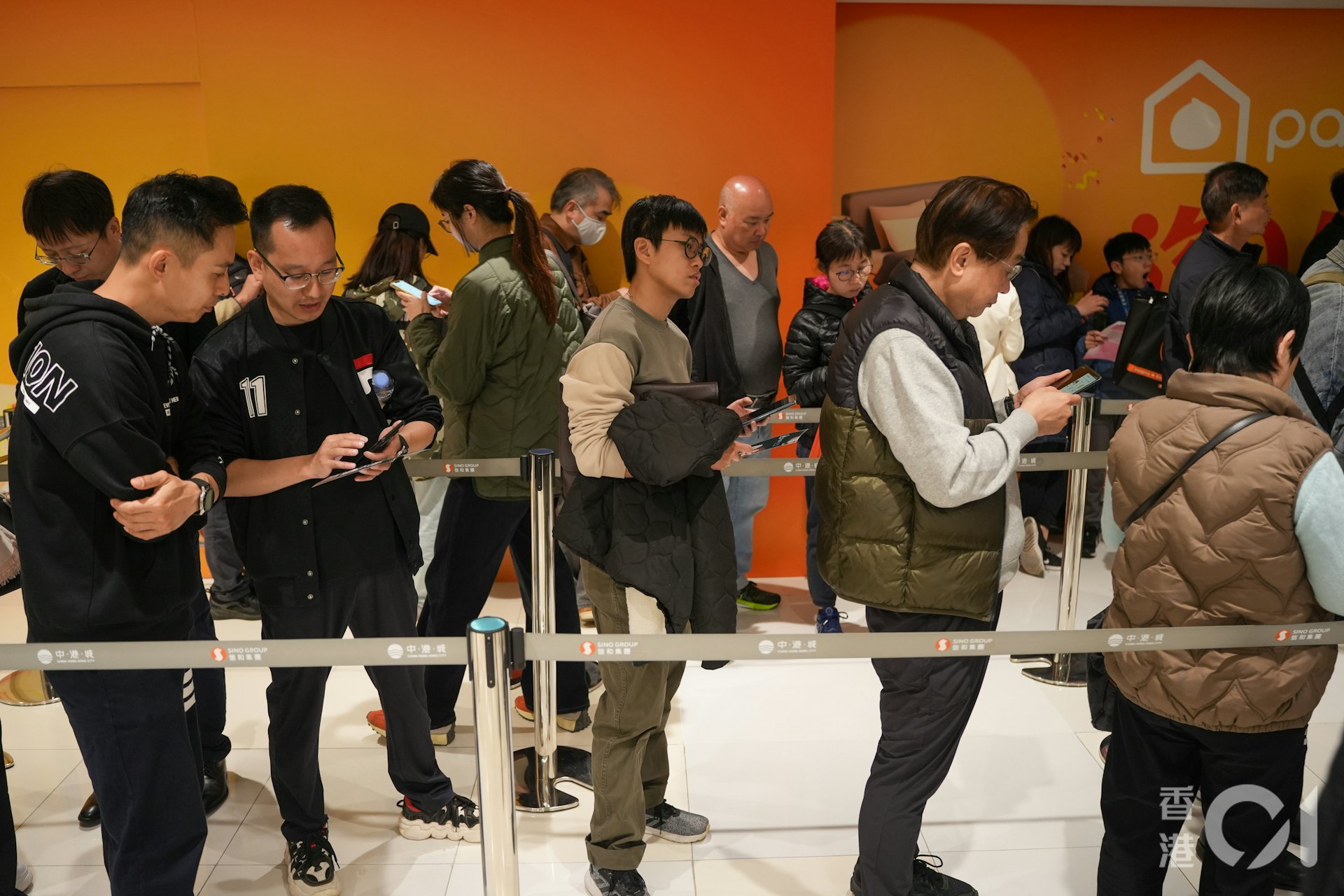 2025年2月22日,「PapaHome淘寶家具實體店」今日正式進駐尖沙咀中港城,不少市民急不及待提早到場,目測開店前約有100人在等候入場。(黃浩謙攝) 2025年2月22日,「PapaHome淘寶家具實體店」今日正式進駐尖沙咀中港城,不少市民急不及待提早到場,目測開店前約有100人在等候入場。(黃浩謙攝)