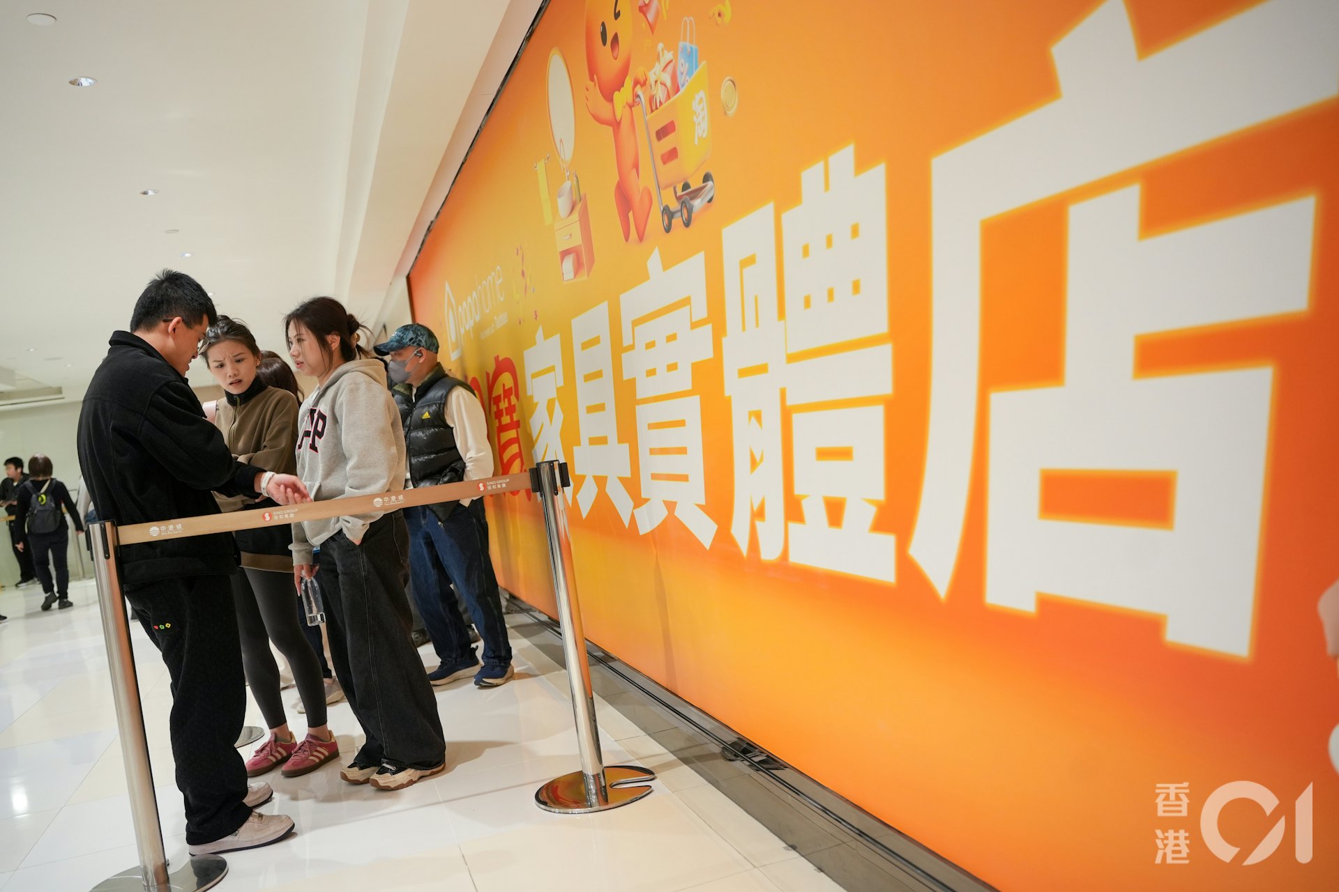 2025年2月22日,「PapaHome淘寶家具實體店」今日正式進駐尖沙咀中港城,不少市民急不及待提早到場,目測開店前約有100人在等候入場。(黃浩謙攝) 2025年2月22日,「PapaHome淘寶家具實體店」今日正式進駐尖沙咀中港城,不少市民急不及待提早到場,目測開店前約有100人在等候入場。(黃浩謙攝)