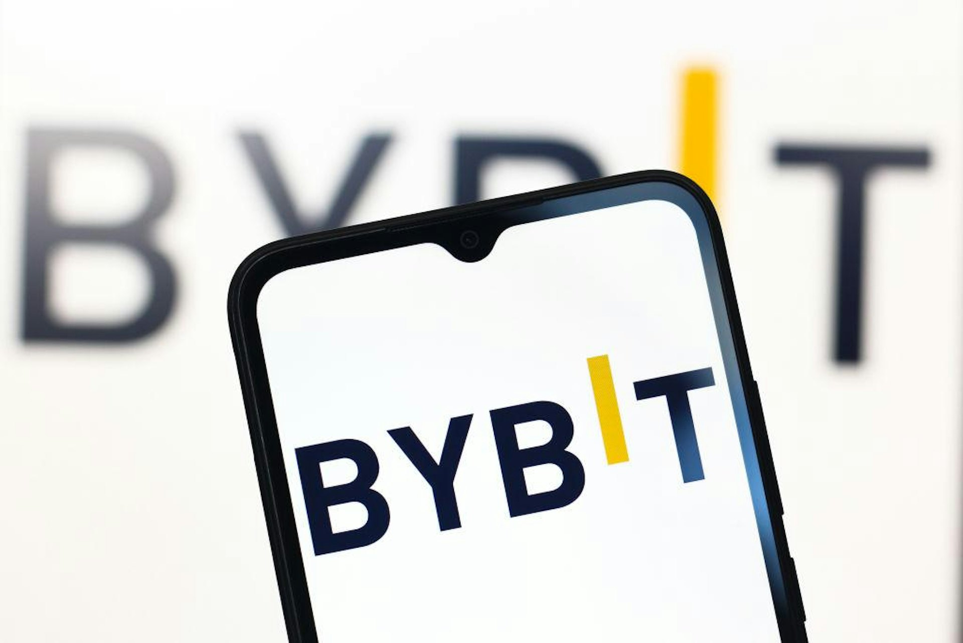 此前,已公開的最大規模加密貨幣駭客攻擊事件發生於2025年2月的Bybit交易所,攻擊者在此事件中盜走了近15億美元的代幣。(資料圖片) 此前,已公開的最大規模加密貨幣駭客攻擊事件發生於2025年2月的Bybit交易所,攻擊者在此事件中盜走了近15億美元的代幣。(資料圖片)