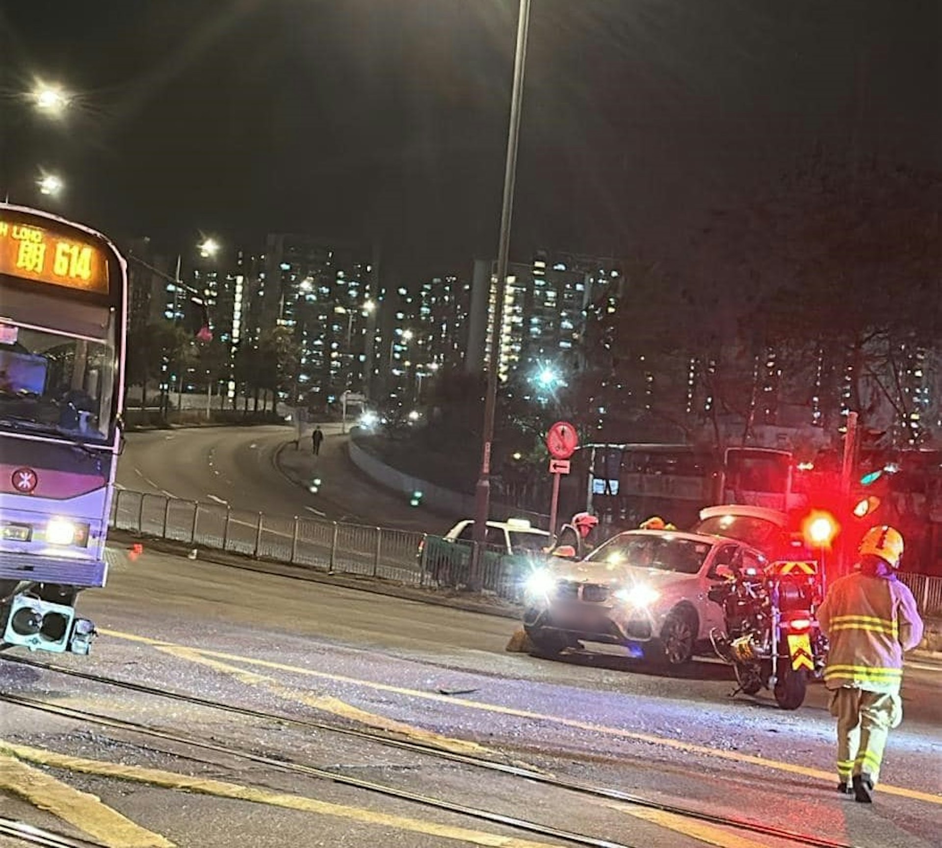 意外涉及輕鐵及私家車。(真.屯門友 Facebook / Suarez Cheung) 意外涉及輕鐵及私家車。(真.屯門友 Facebook / Suarez Cheung)