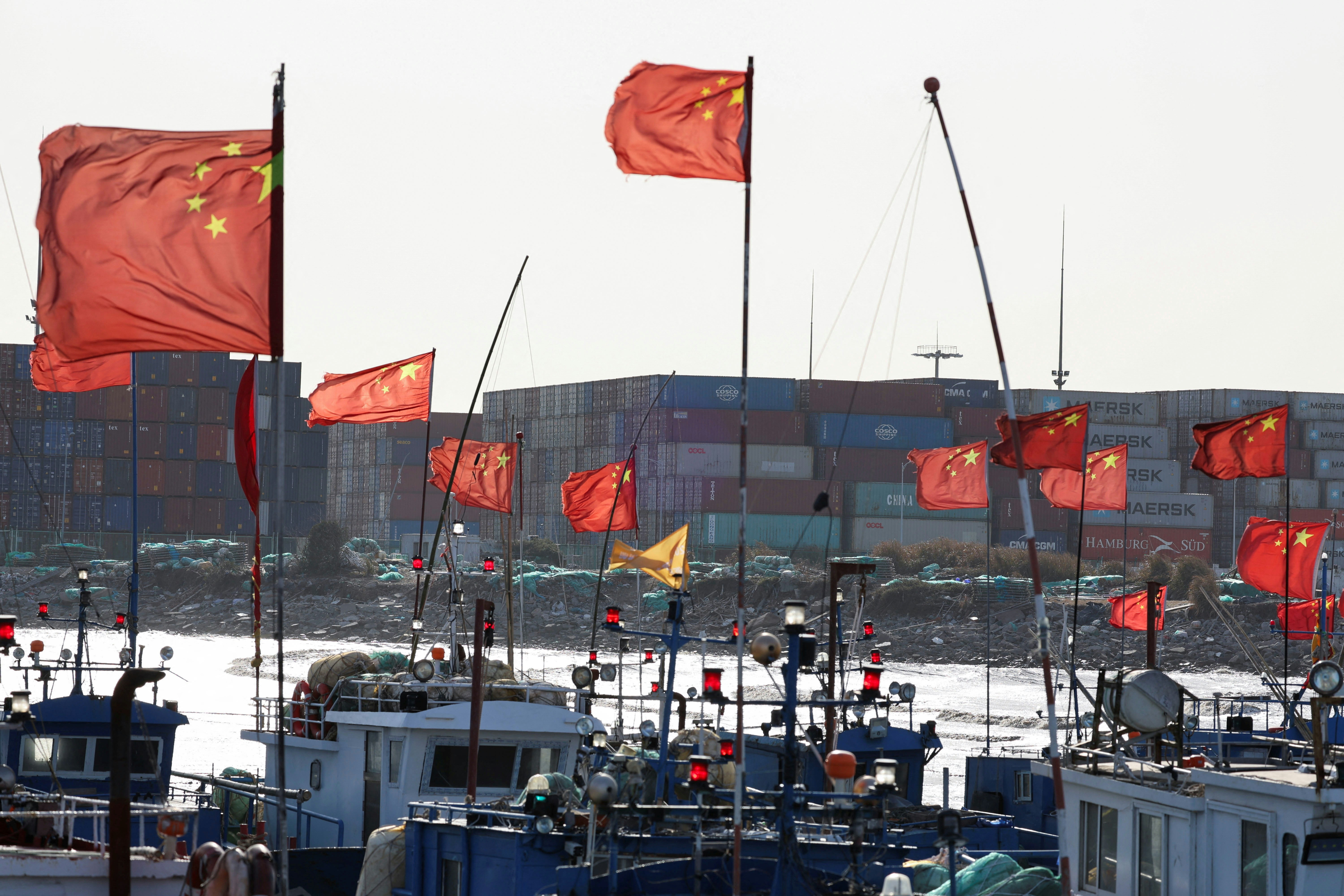 2025年2月7日，中國上海，圖為洋山港碼頭附近停駐的中國貨船。（Reuters）