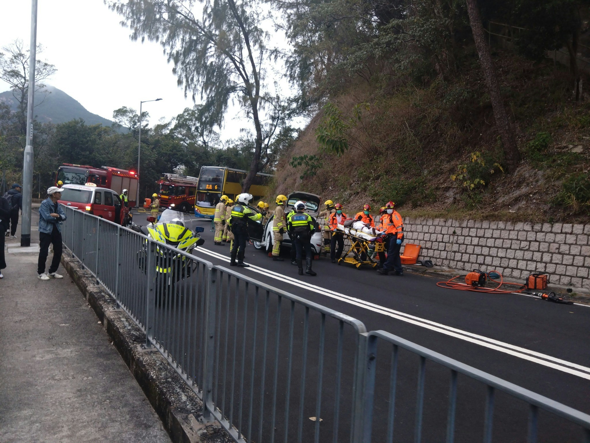 淺水灣道私家車的士相撞　私家車司機一度被困　2人送院治理