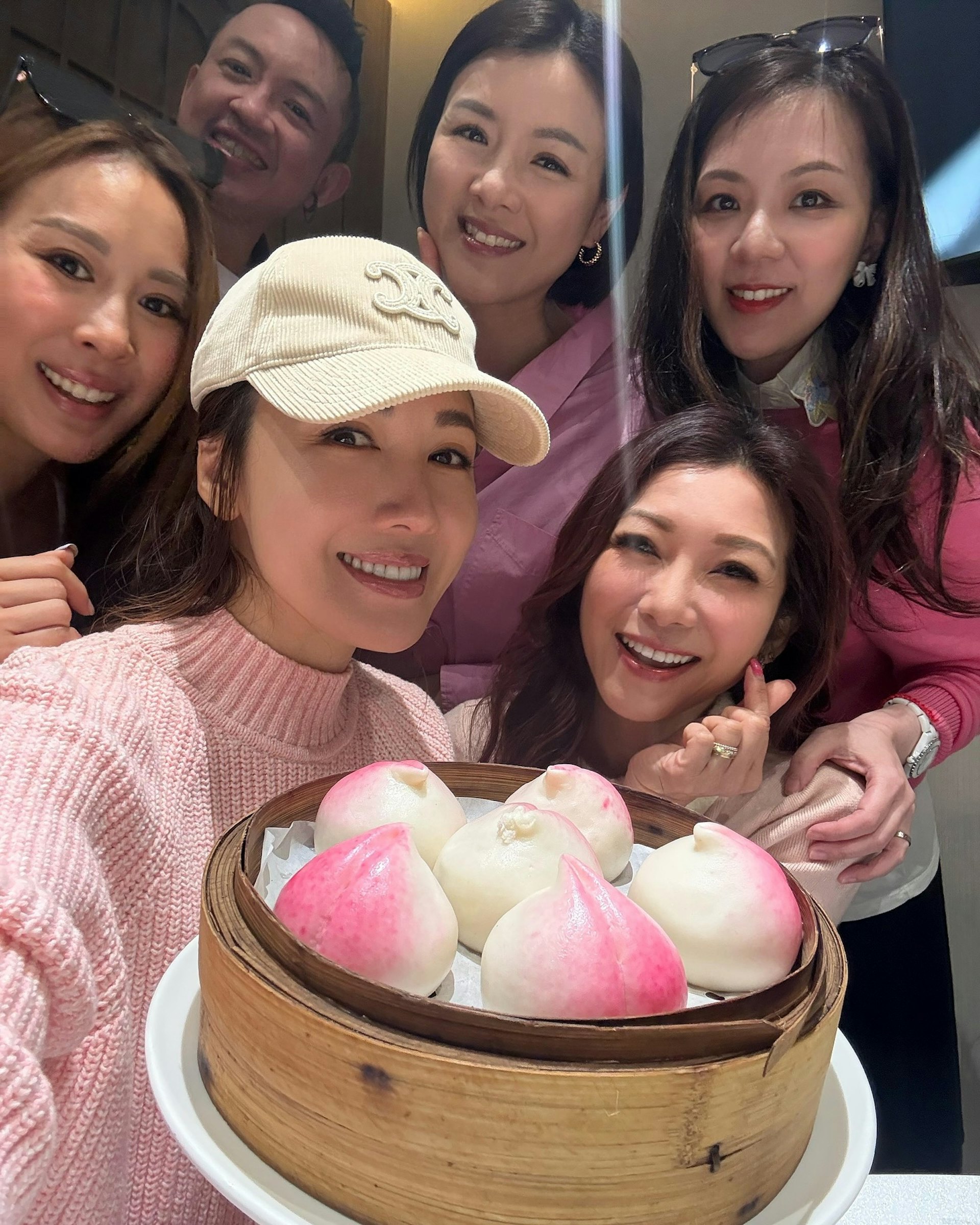 李施嬅圈中人緣佳。