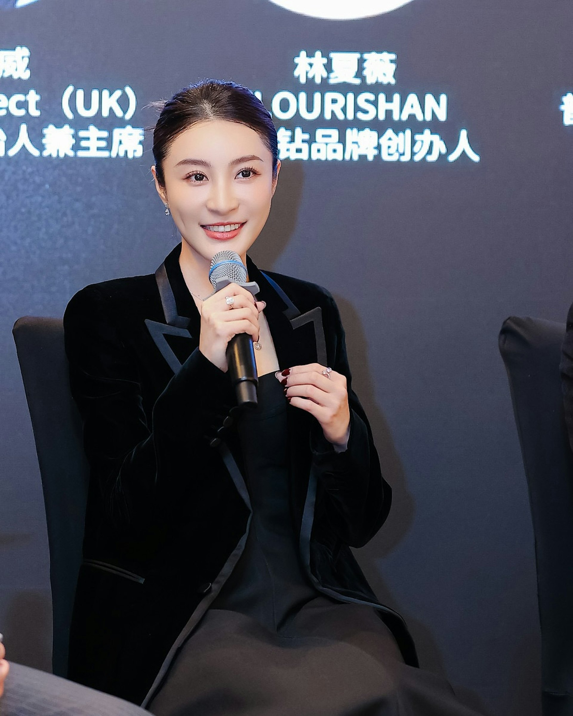 林夏薇被邀請到杭州出席「2025福布斯中國新銳創新創業者論壇暨頒獎盛典」,與來自各國行業領袖及投資代表進行深入交流。 林夏薇被邀請到杭州出席「2025福布斯中國新銳創新創業者論壇暨頒獎盛典」,與來自各國行業領袖及投資代表進行深入交流。