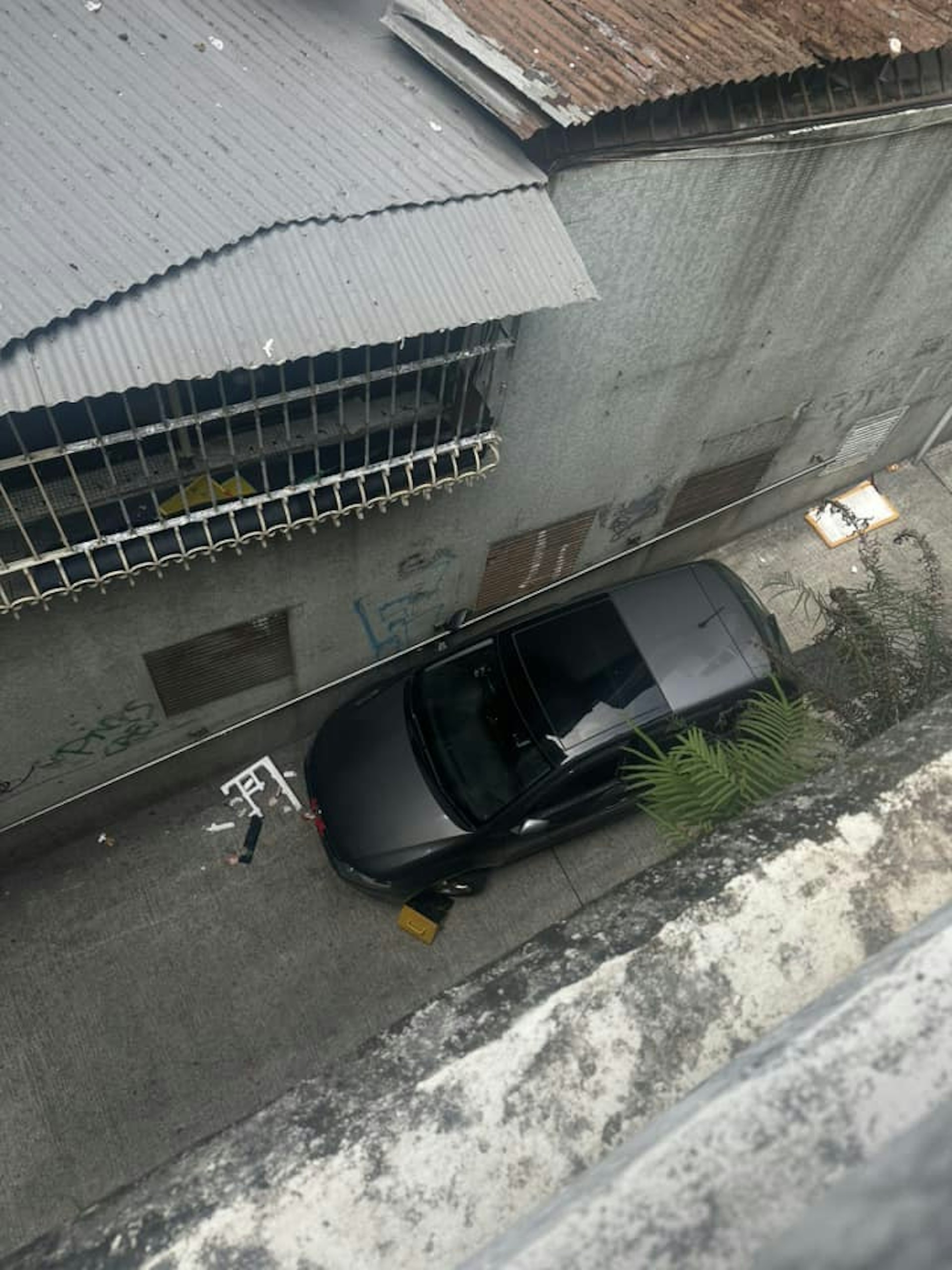 澳門三巴仔橫街有私家車失控,撞傷多人。(fb澳門交通現場/Kaka Sun) 澳門三巴仔橫街有私家車失控,撞傷多人。(fb澳門交通現場/Kaka Sun)