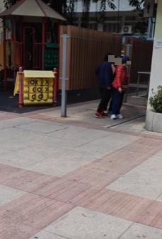3名大媽在新蒲崗仁愛街遊樂場的男廁外，笑着在門外張望廁內情況。（影片截圖）